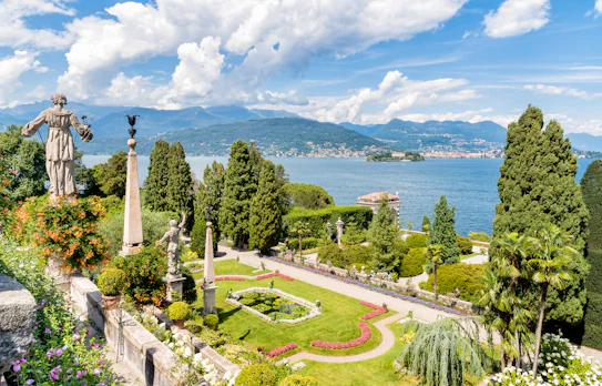Eksotisk slotspark med terrasser og statuer på øen Isola Bella i Norditalien