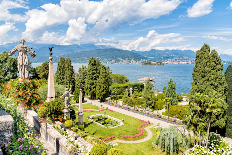 Eksotisk slotspark med terrasser og statuer på øen Isola Bella i Norditalien