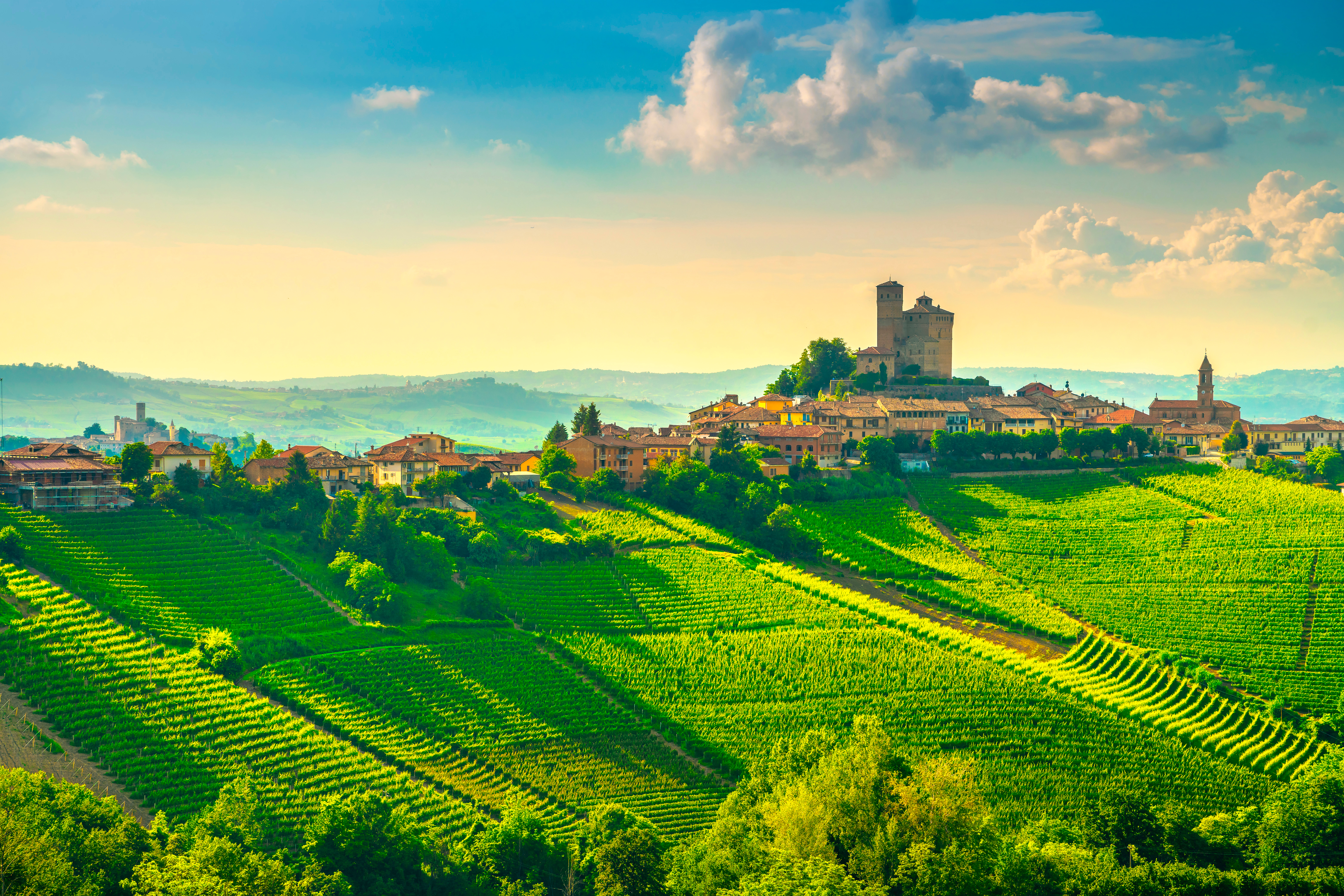 UNESCO beskyttede vingårde i Langhe området med traditionel italiensk arkitektur og rullende bakker