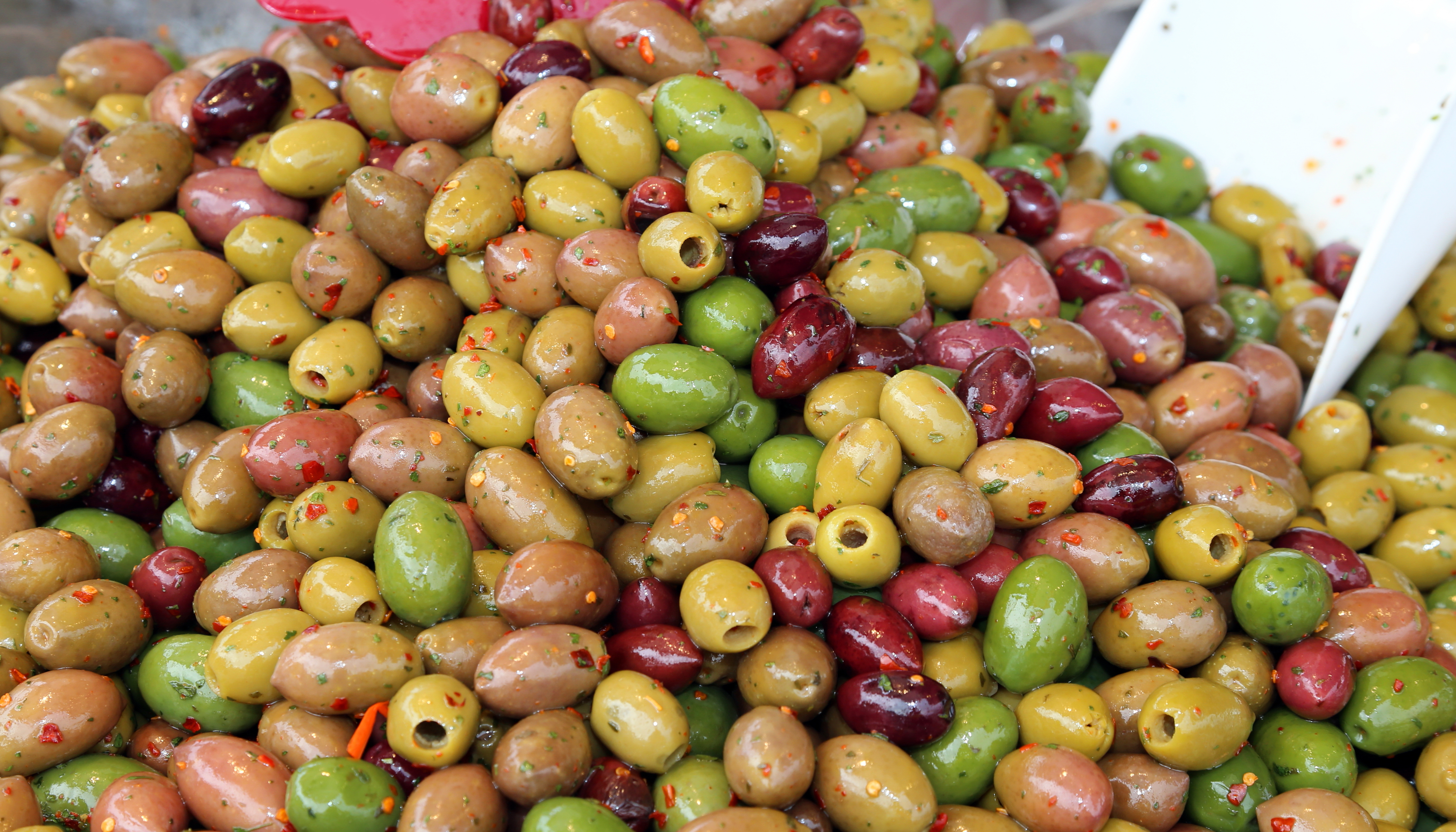 Autentiske italienske oliven i grønne og mørke nuancer fra et traditionelt marked på Sicilien i Middelhavet