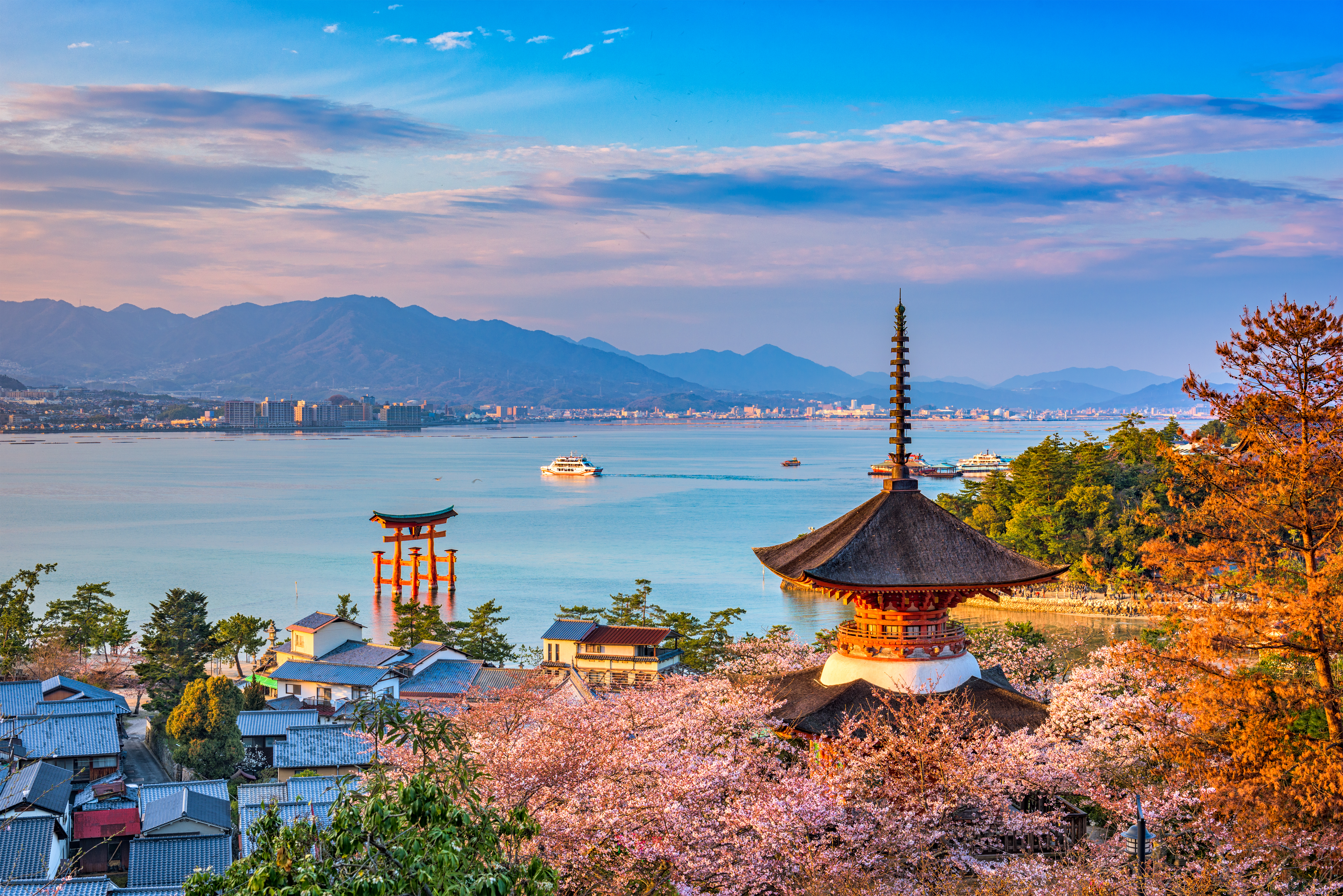 Den hellige ø Miyajima med verdensberømte torii-port og traditionel pagode omringet af blomstrende kirsebærtræer
