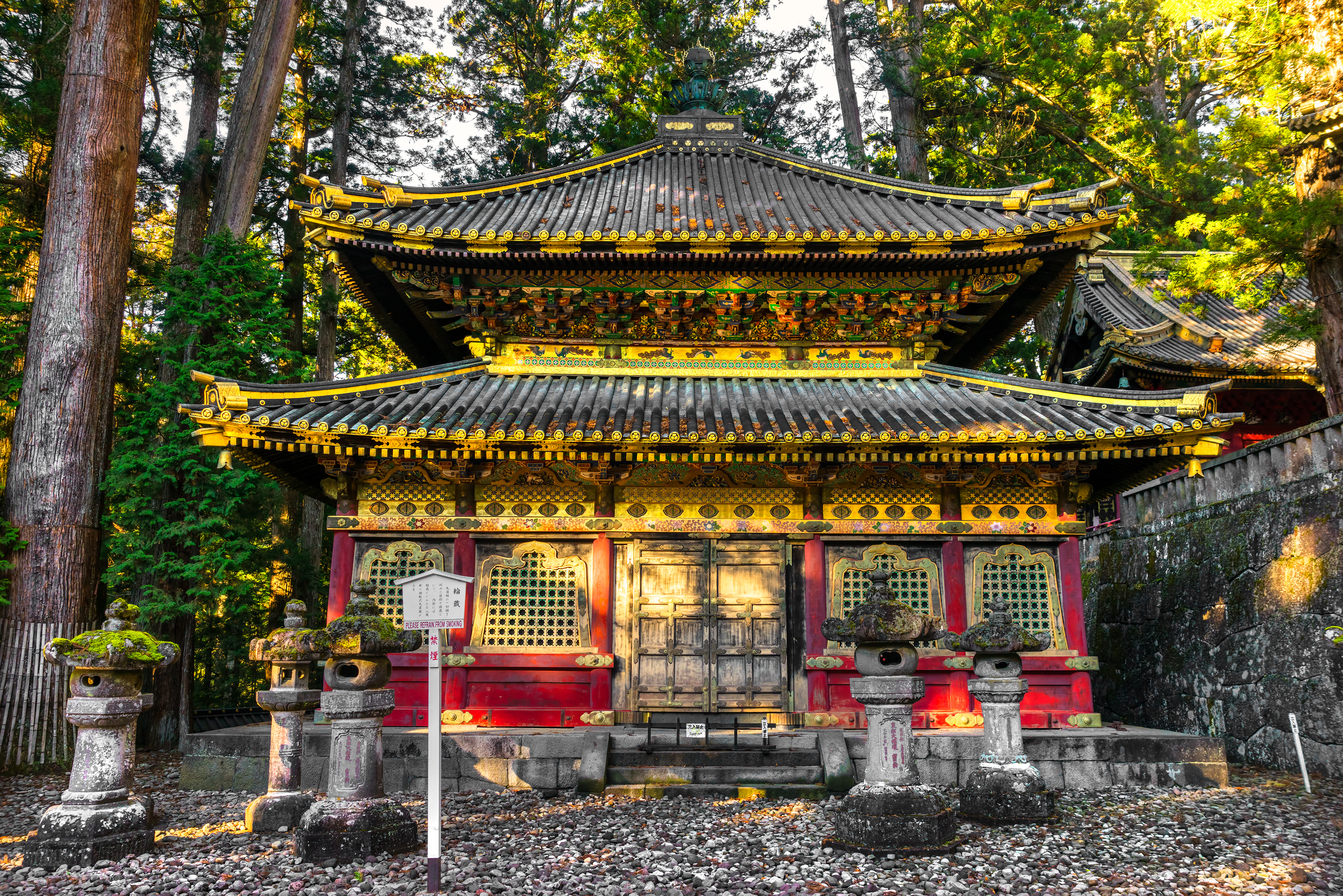 Japansk tempel med smukke gyldne detaljer og traditionel arkitektur i Nikko
