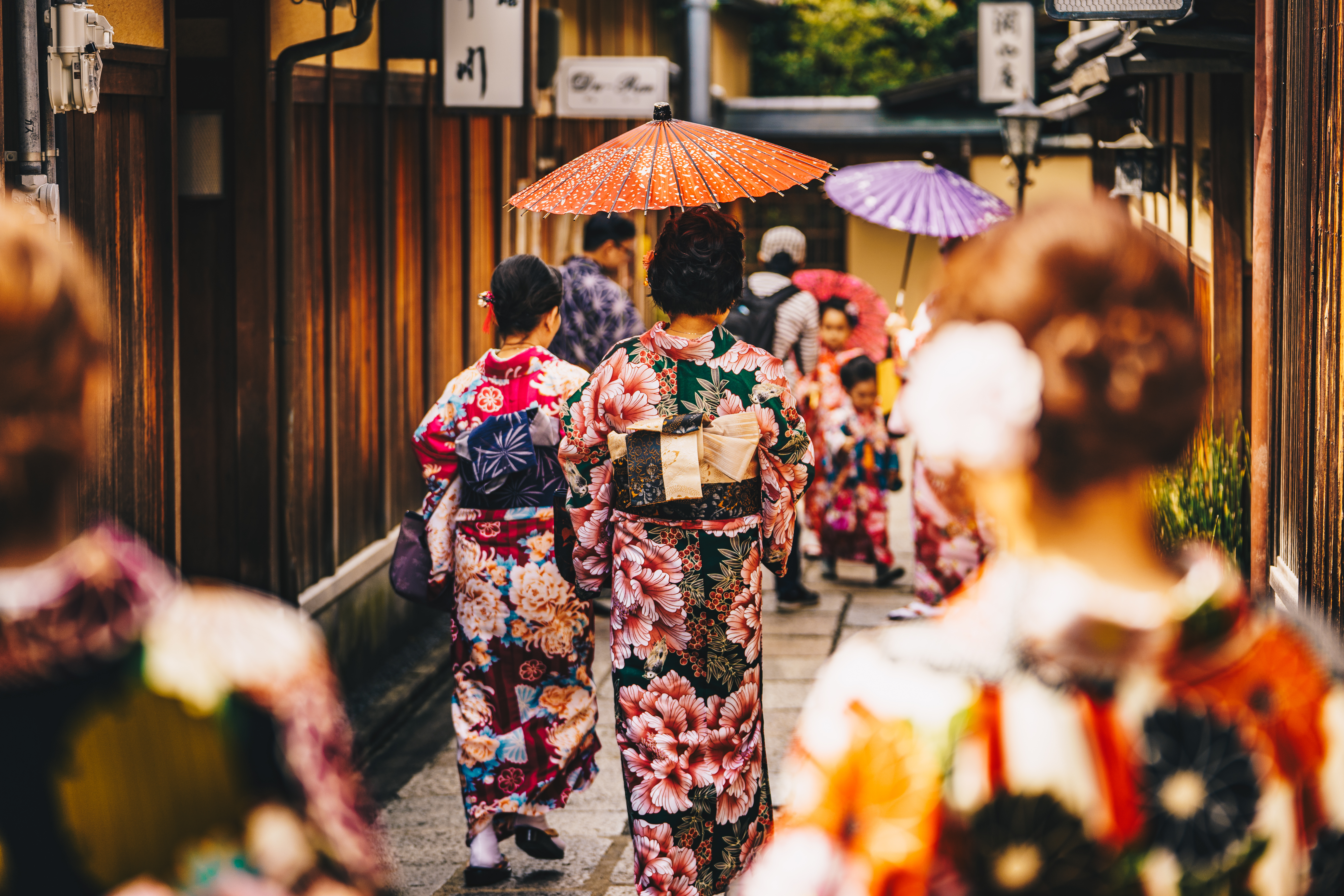 Kulturel oplevelse i Japan med kvinder i traditionelle kimonoer på historisk gade
