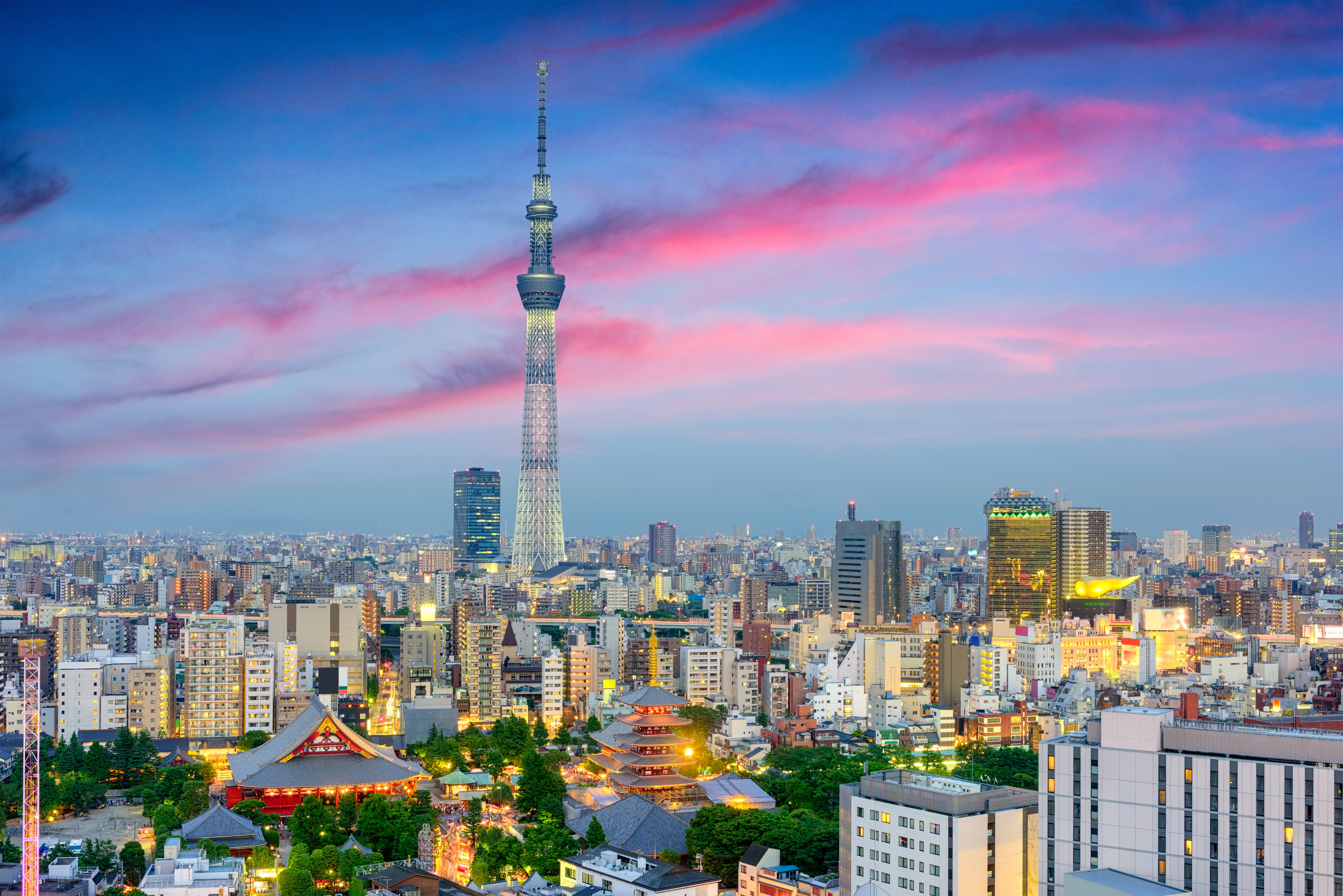 Tokyo Skytree og byens skyline i magisk aftenlys med traditionelle japanske bygninger