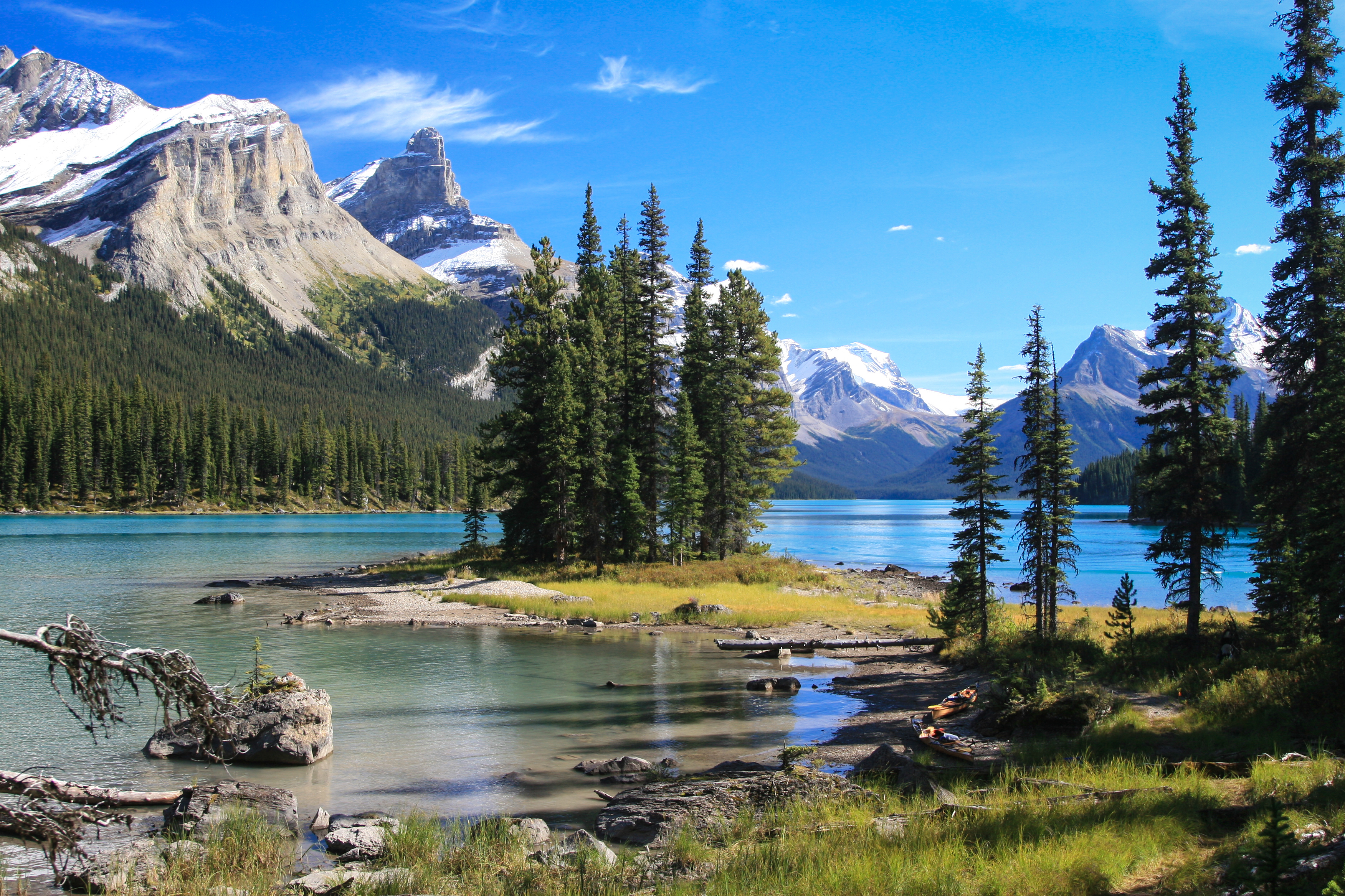 Maligne Lake bjergssø i Jasper Nationalpark Canada omgivet af dramatiske bjerge og vildmark