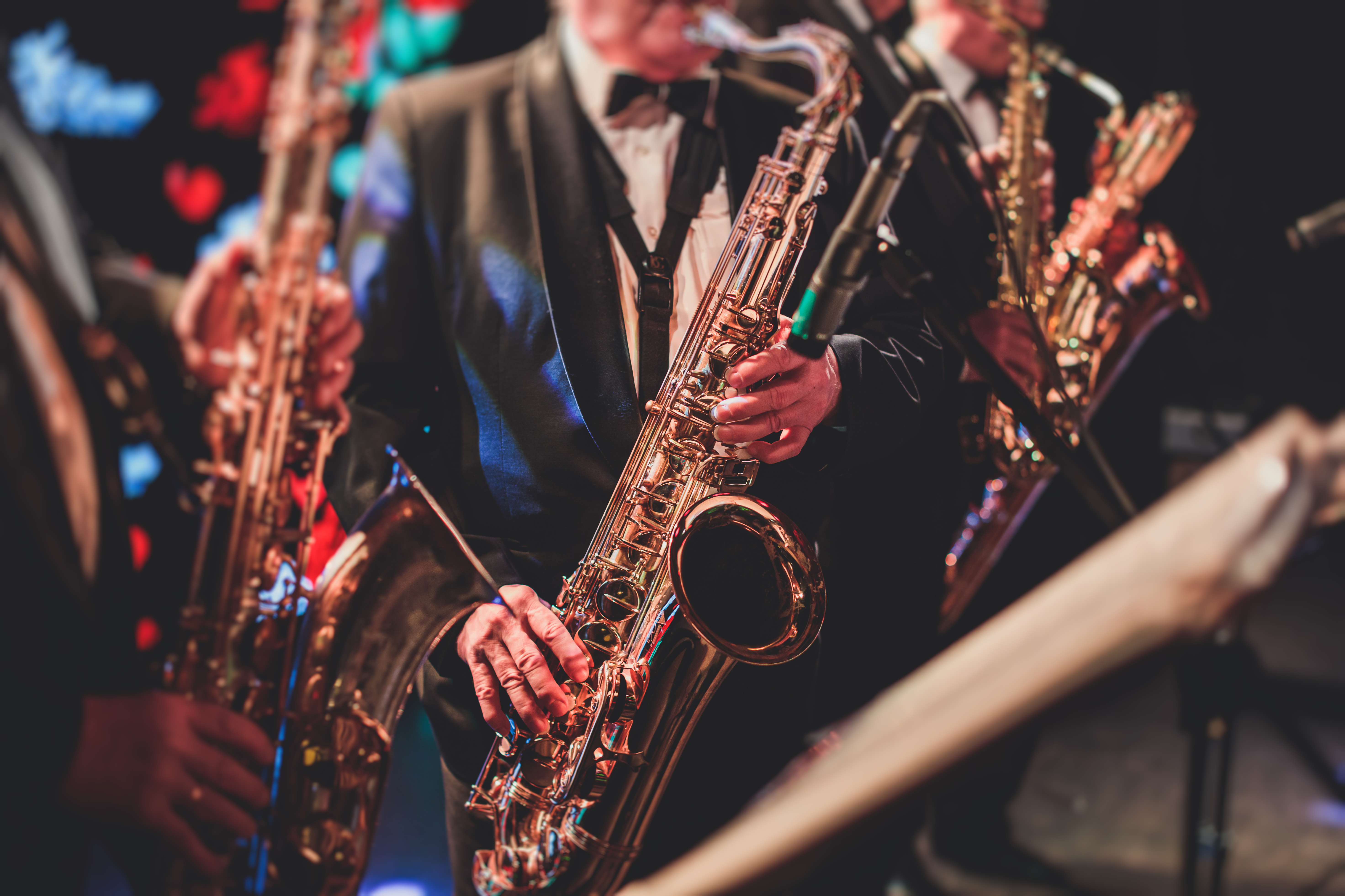 Jazz festival med professionel saxofonist under live optræden