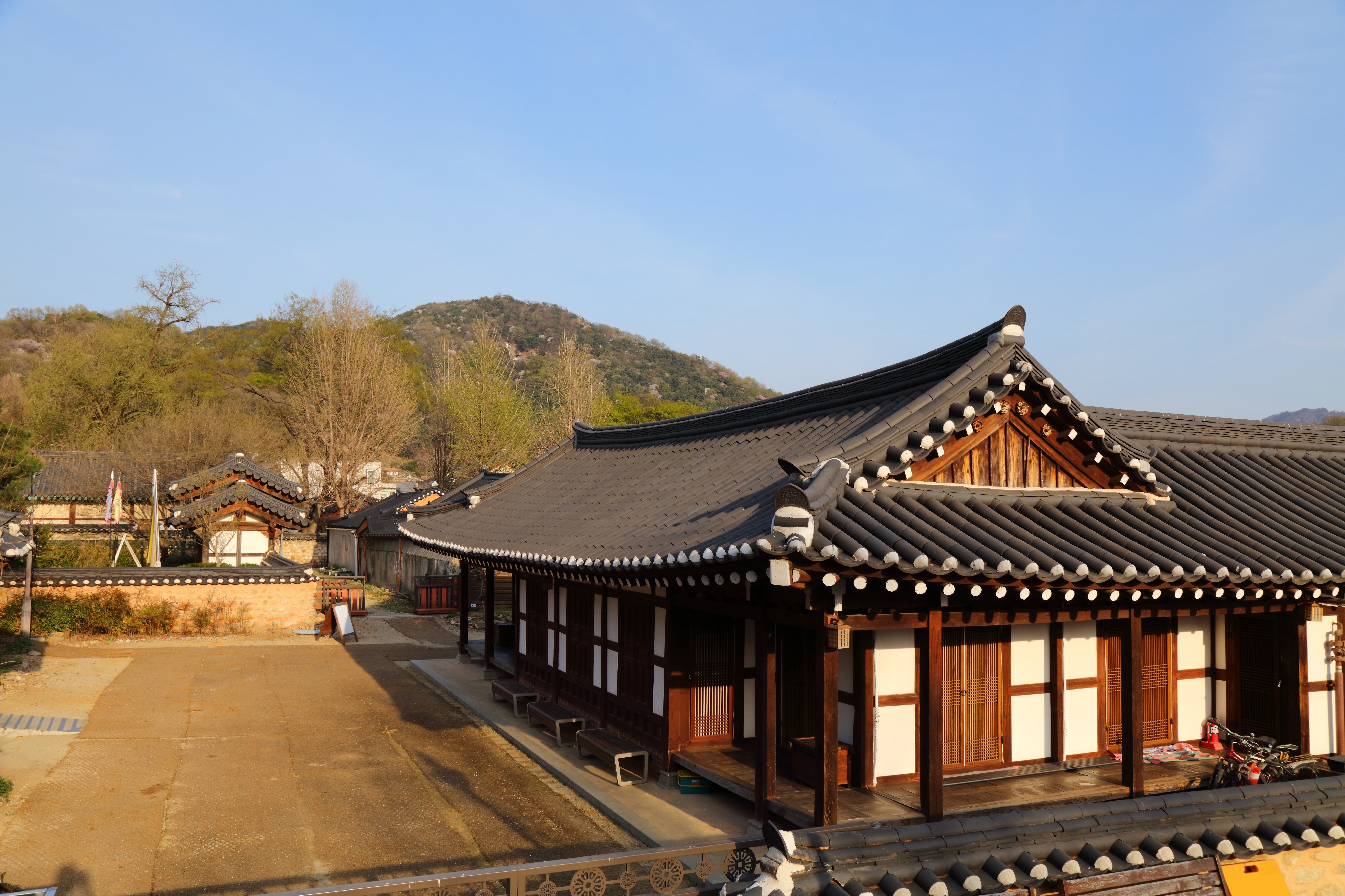 Malerisk udsigt over Jeonju Hanok landsbyen i Sydkorea - en velbevarede historisk bydel med traditionelle koreanske træhuse