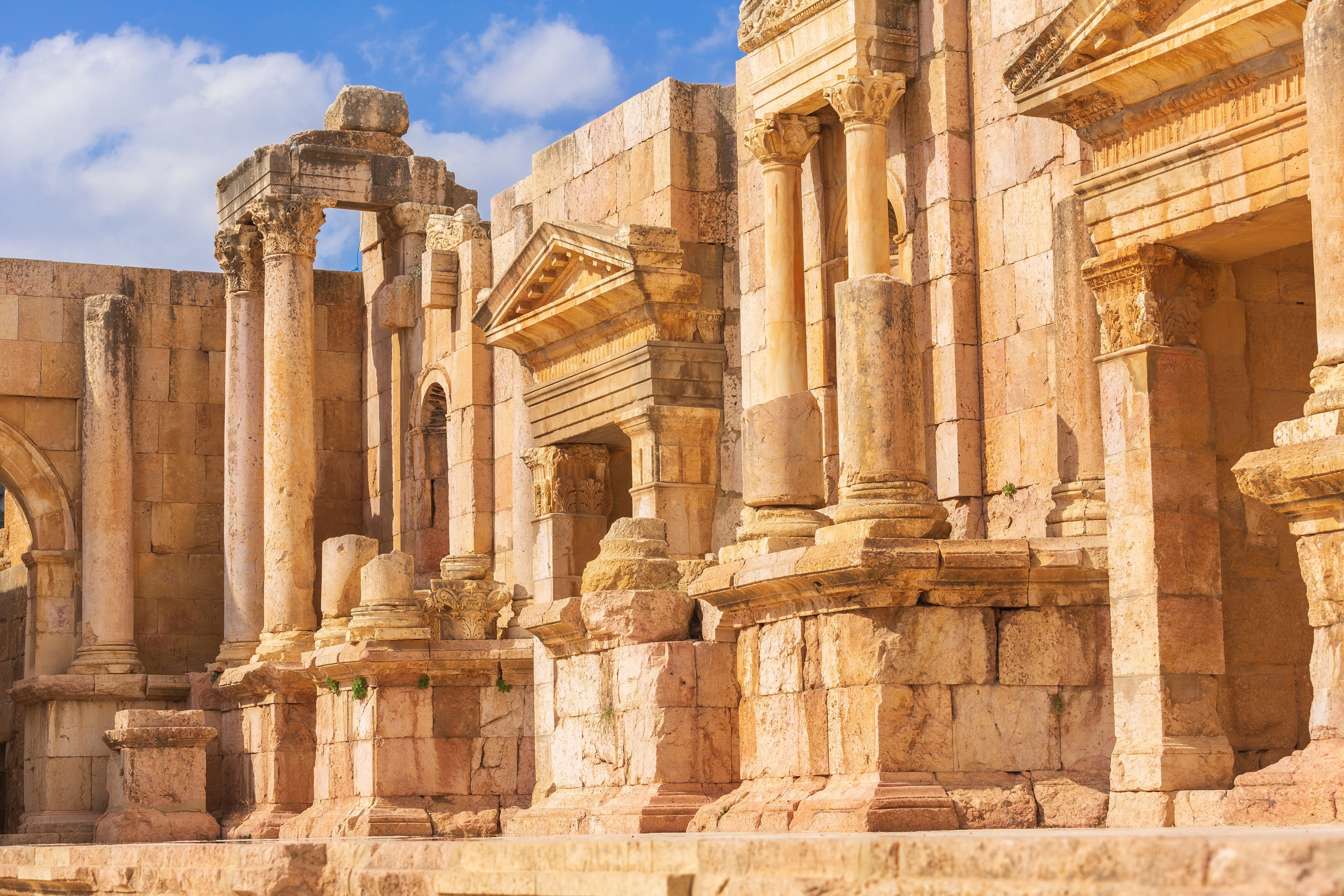 Detaljeret nærbillede af det romerske Sydteater med klassiske søjler og stensæder i oldtidsbyen Jerash, Jordan