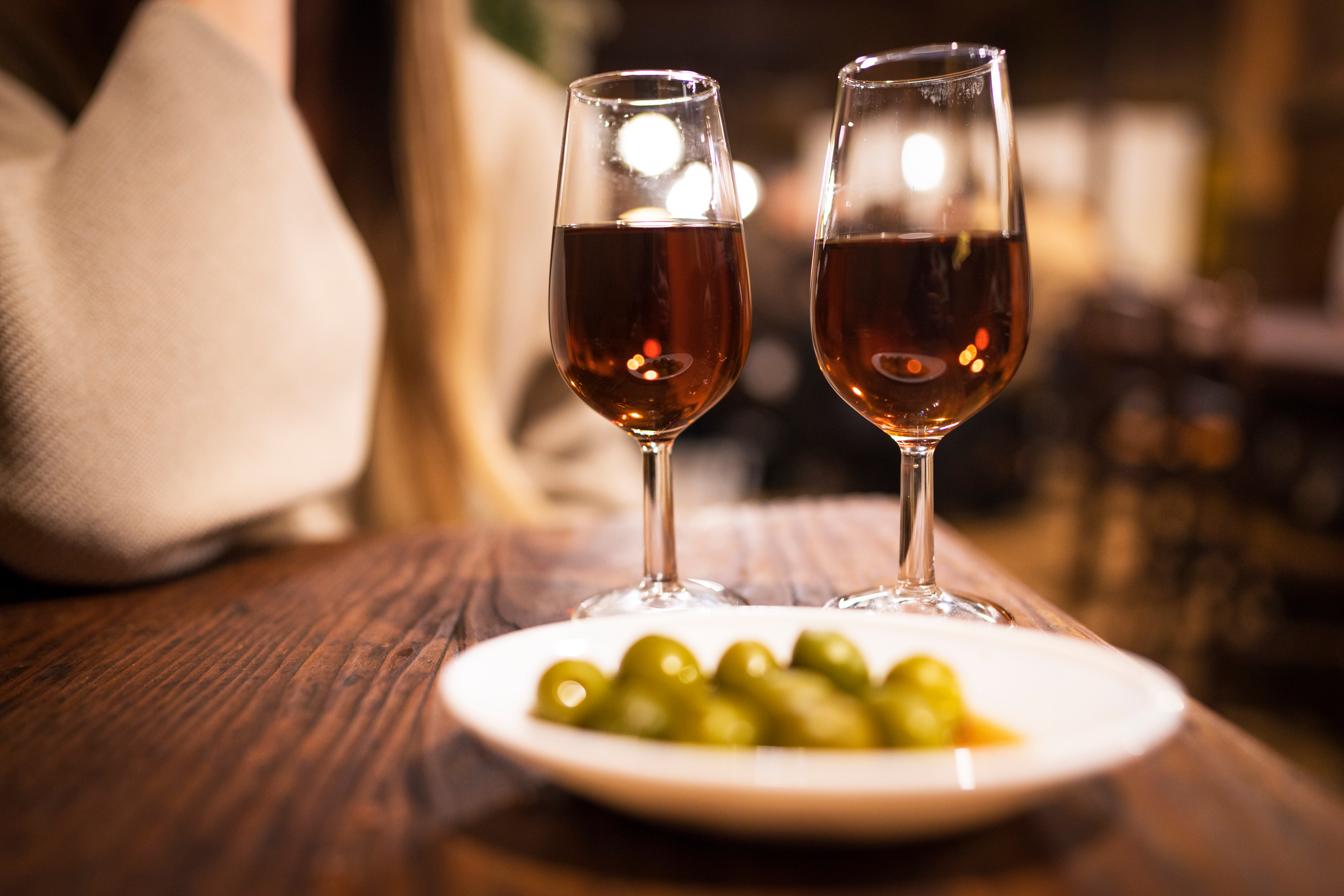 Jerez sherry vin med oliven - autentisk spansk vinsmagning og kulinarisk oplevelse