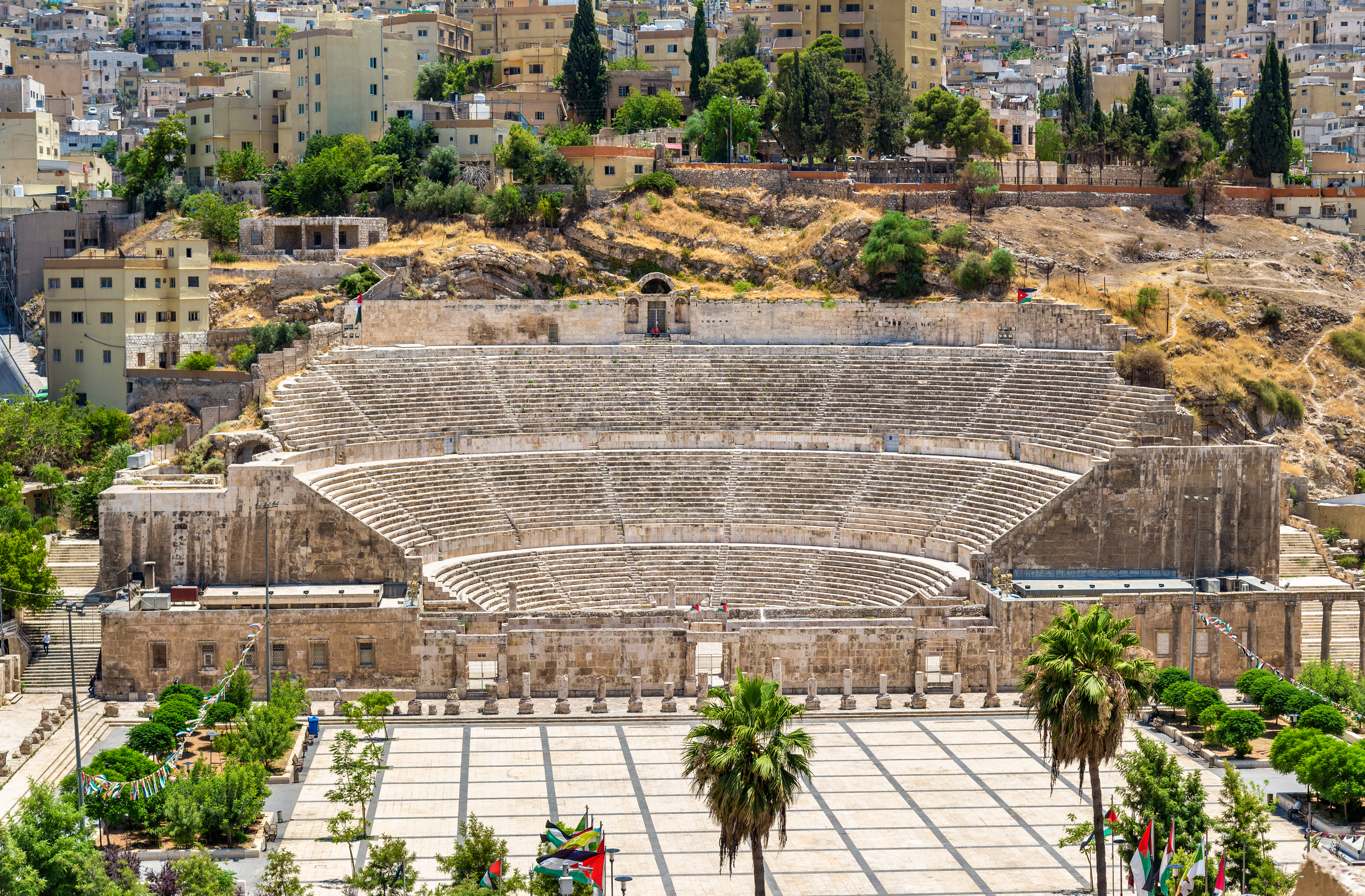 Betagende panoramaudsigt over det antikke romerske teater i Amman, et højdepunkt på rundrejsen i Jordans magiske kongerige