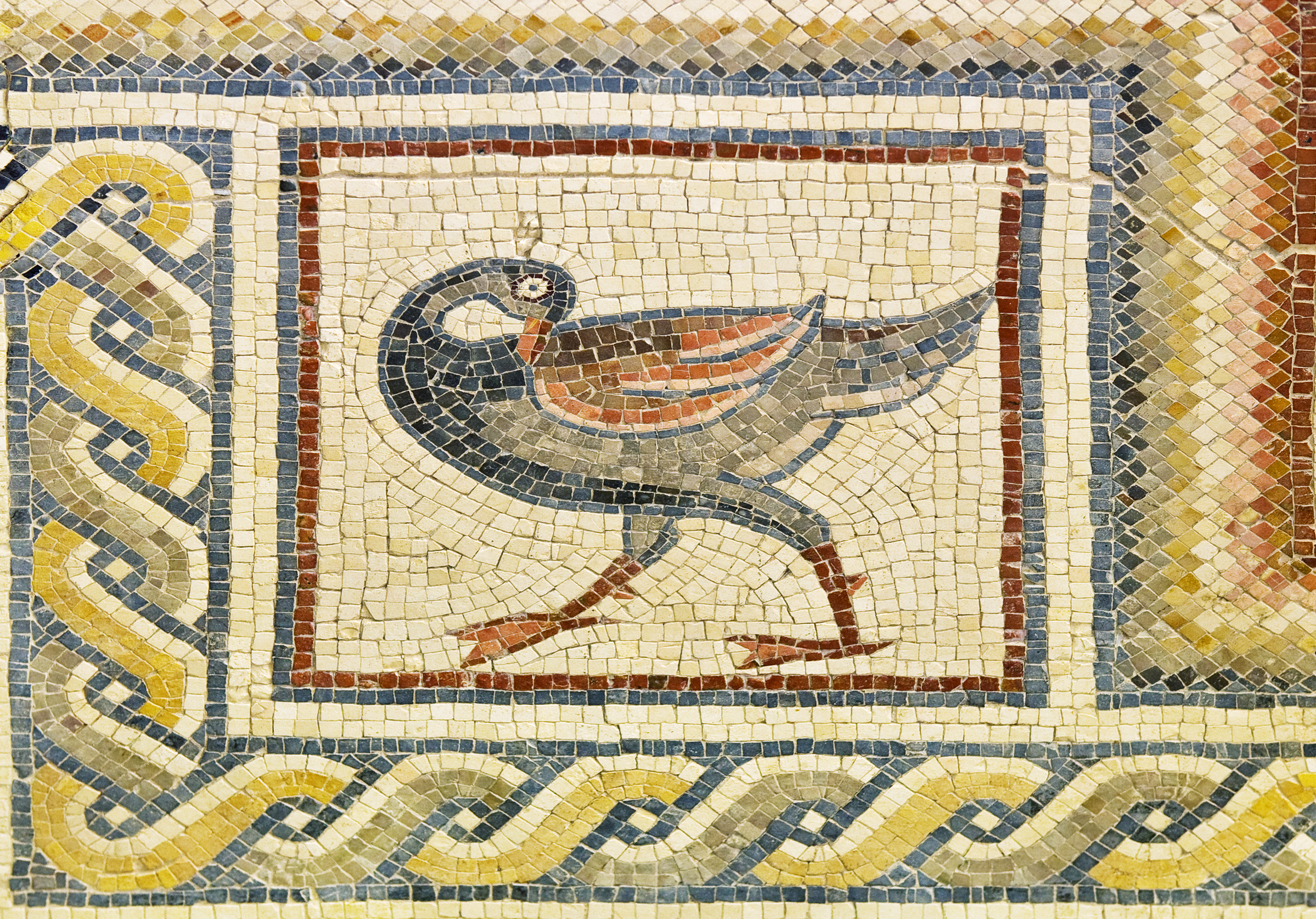 Kunstnerisk byzantinsk fugledetalje fra antikt mosaikgulv i Præst Johannes Kirken på Mount Nebo i Jordan