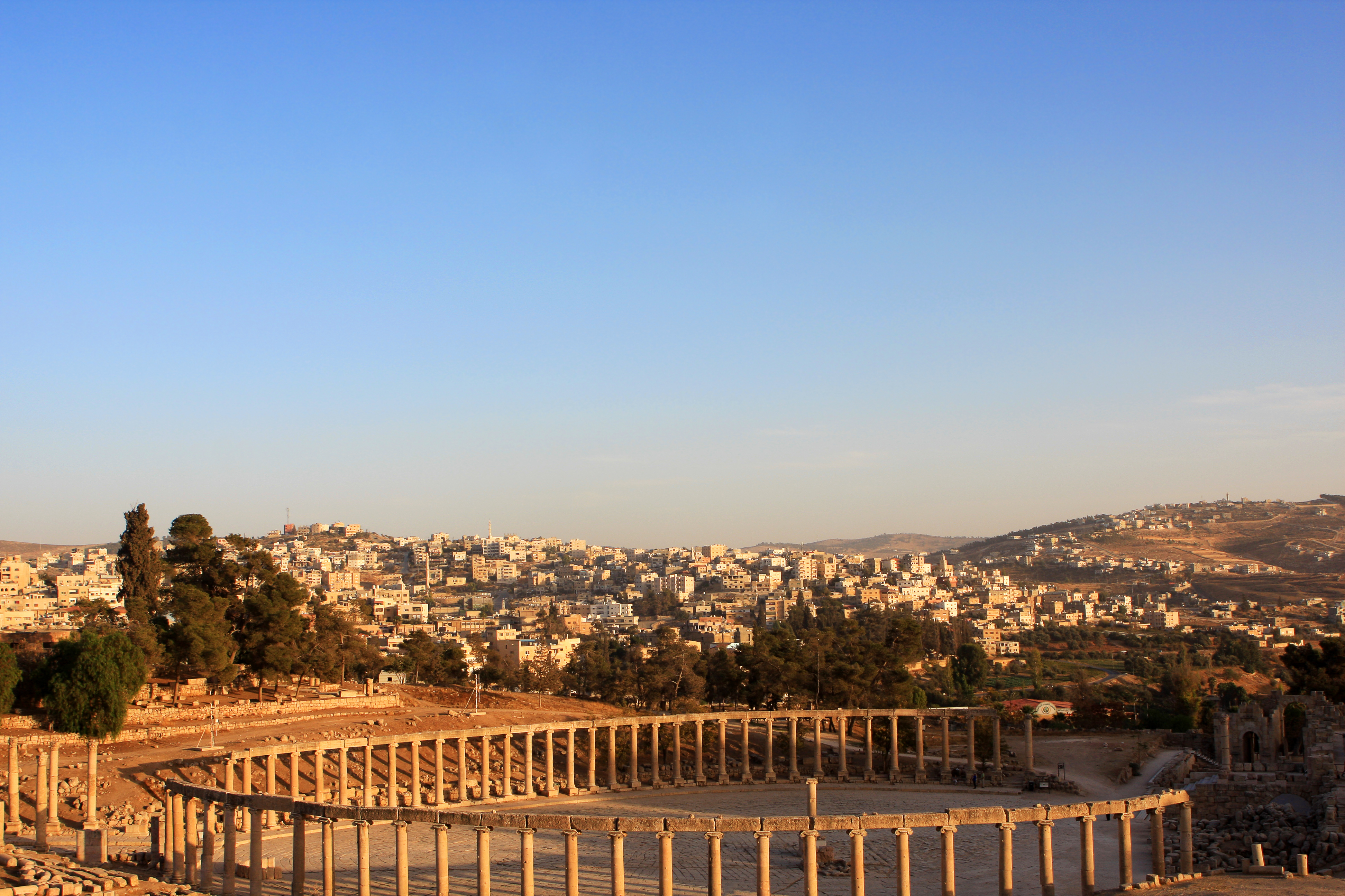 Imponerende søjlegang fra den romerske by Gerasa med panoramaudsigt over nutidens Jerash i Jordan