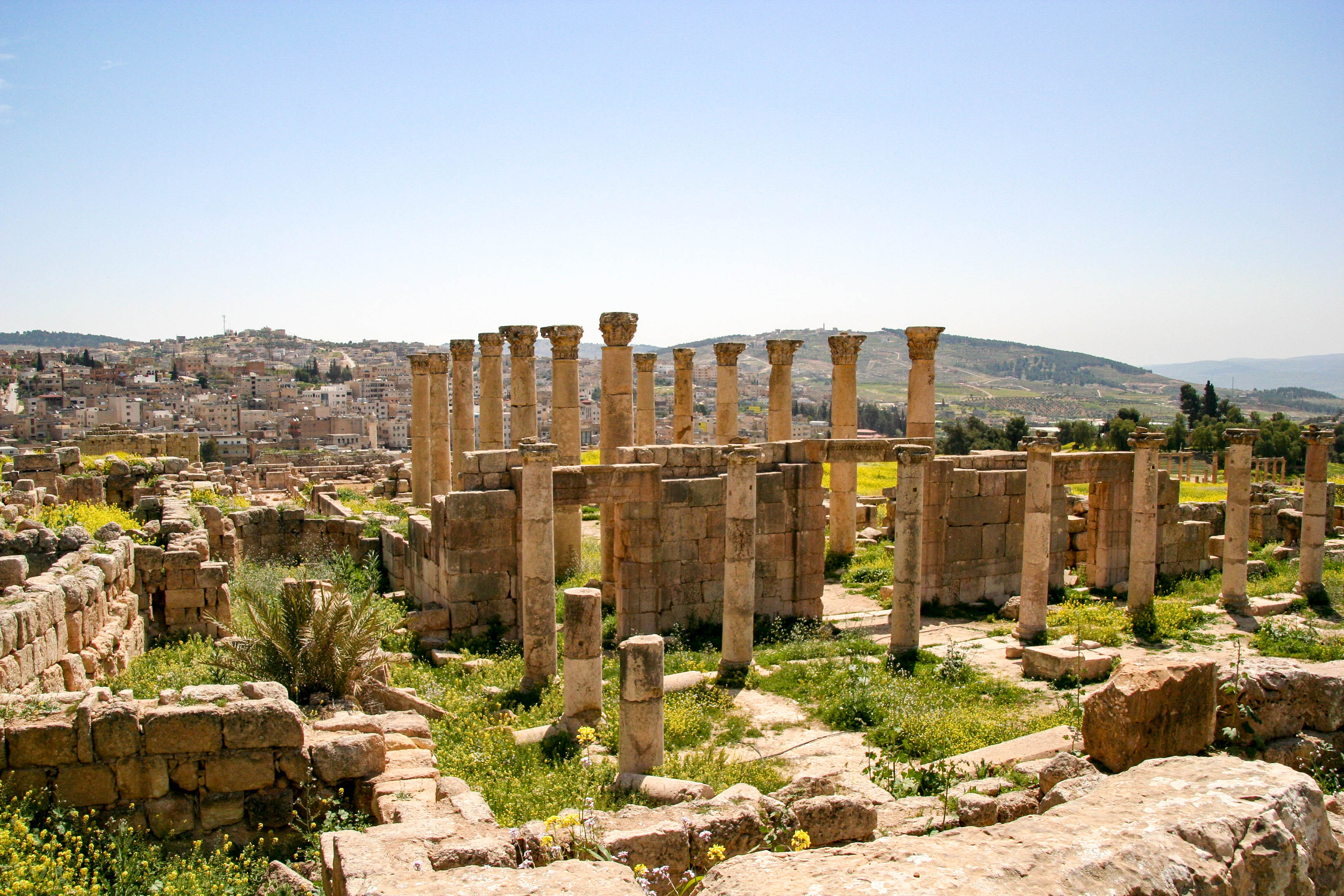 Romersk arkitektur med imponerende stensøjler i Jerash, Jordan