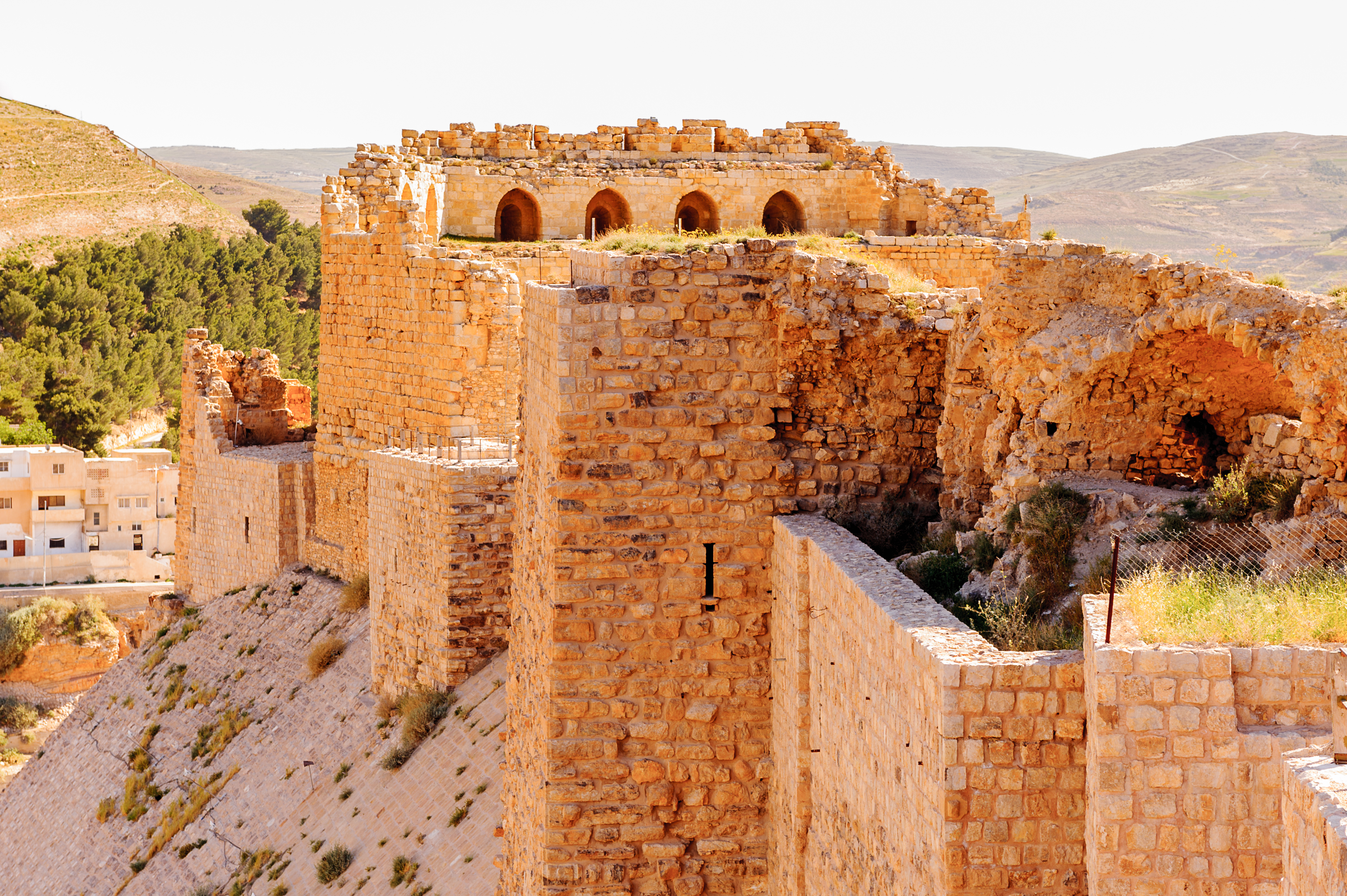 Flot bevaret arkitektur fra korsfarertiden i det historiske Kerak Slot beliggende på en bakketop i Jordan