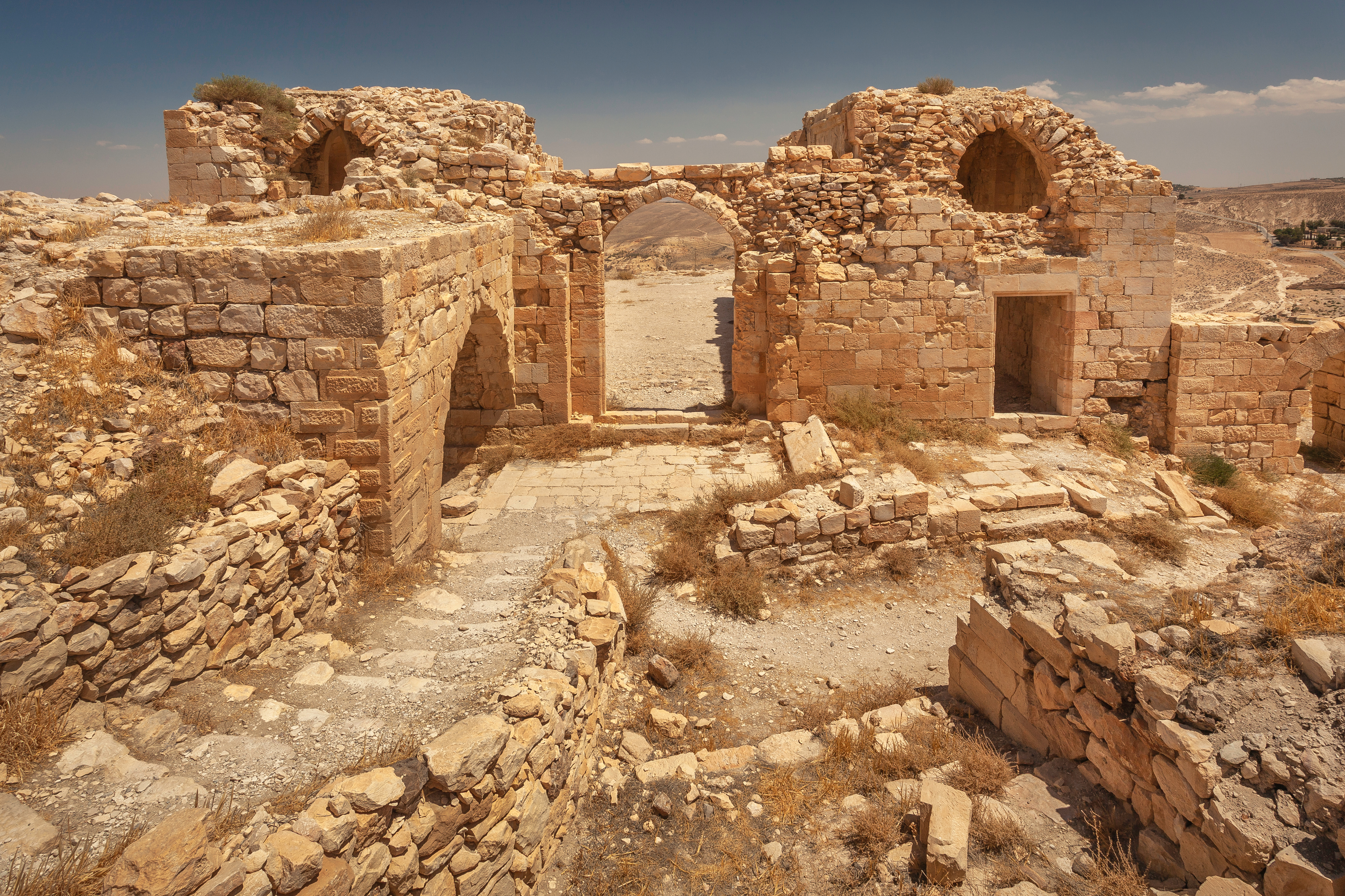 Middelalderslot ruiner i Jordan ørken med imponerende stenarkitektur