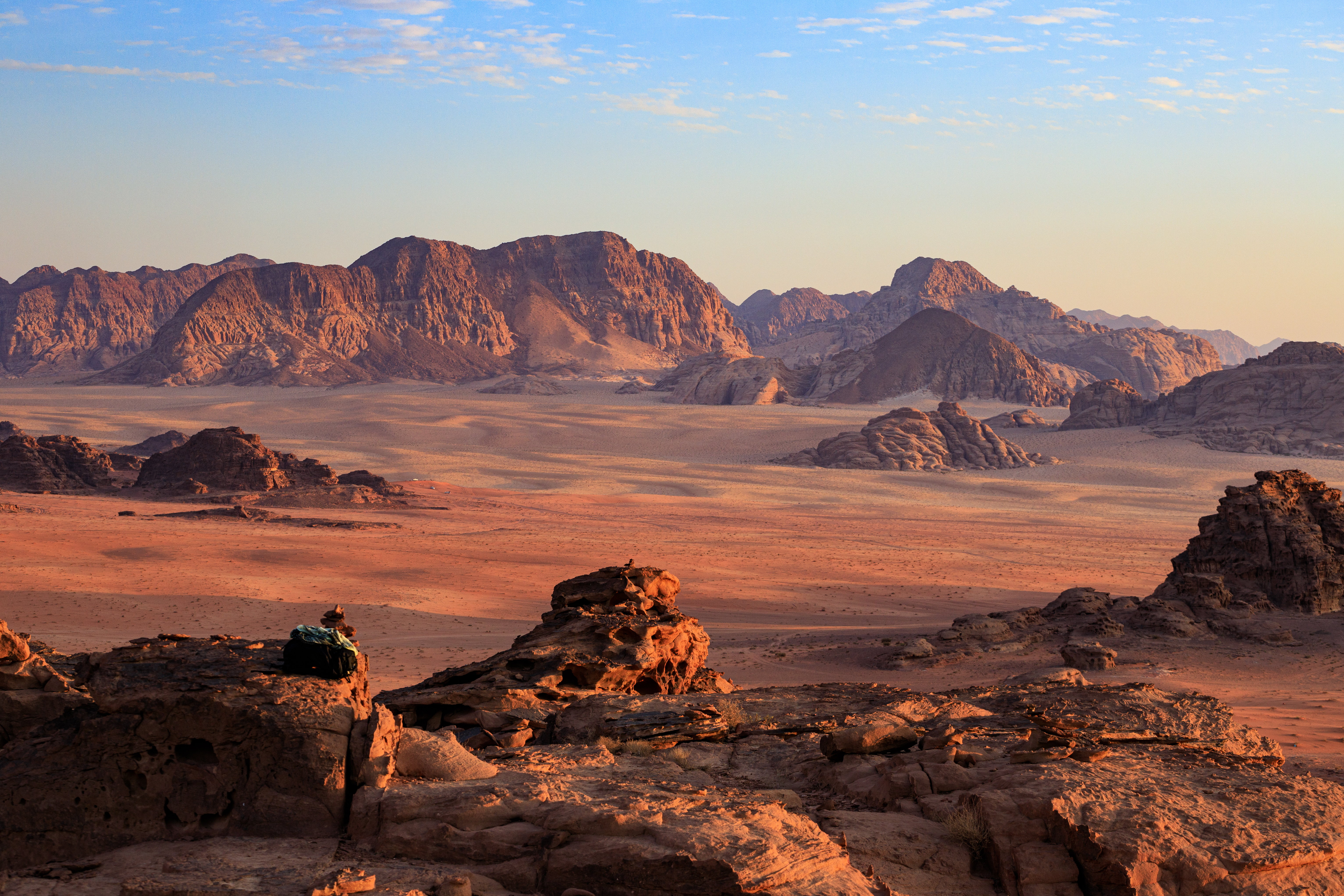 Dramatisk aftenlys over Wadi Rum ørkenen med karakteristiske røde klipper