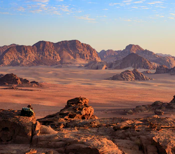 Dramatisk aftenlys over Wadi Rum ørkenen med karakteristiske røde klipper