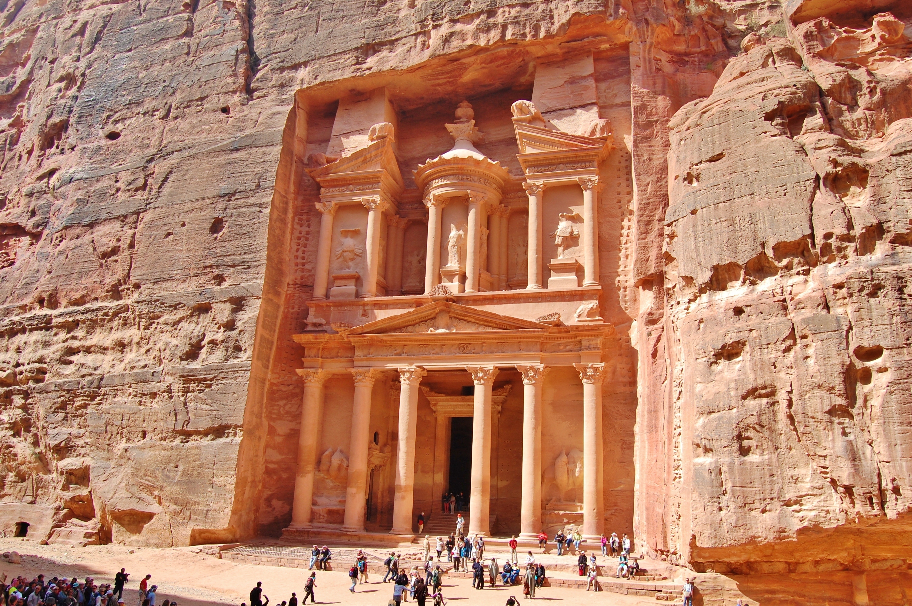 Petra Skatkammeret i Jordan - ikonisk nabataeisk arkitektur og populært turistmål i Mellemøsten