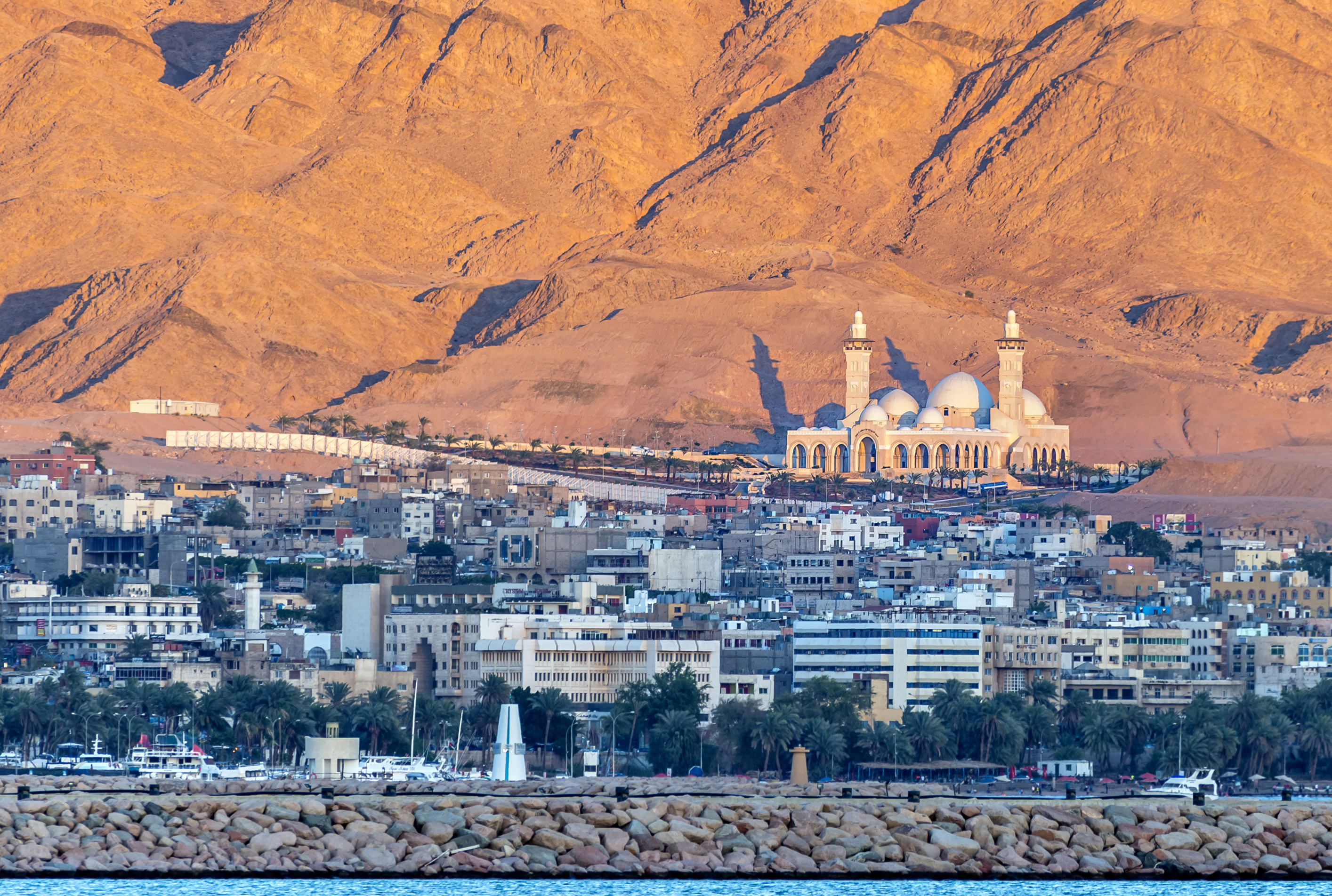Den storslåede Al-Sharif Al-Hussein Bin Ali moske i kystbyen Aqaba, omgivet af den smukke byfront og de dramatiske røde bjerge i Jordanien