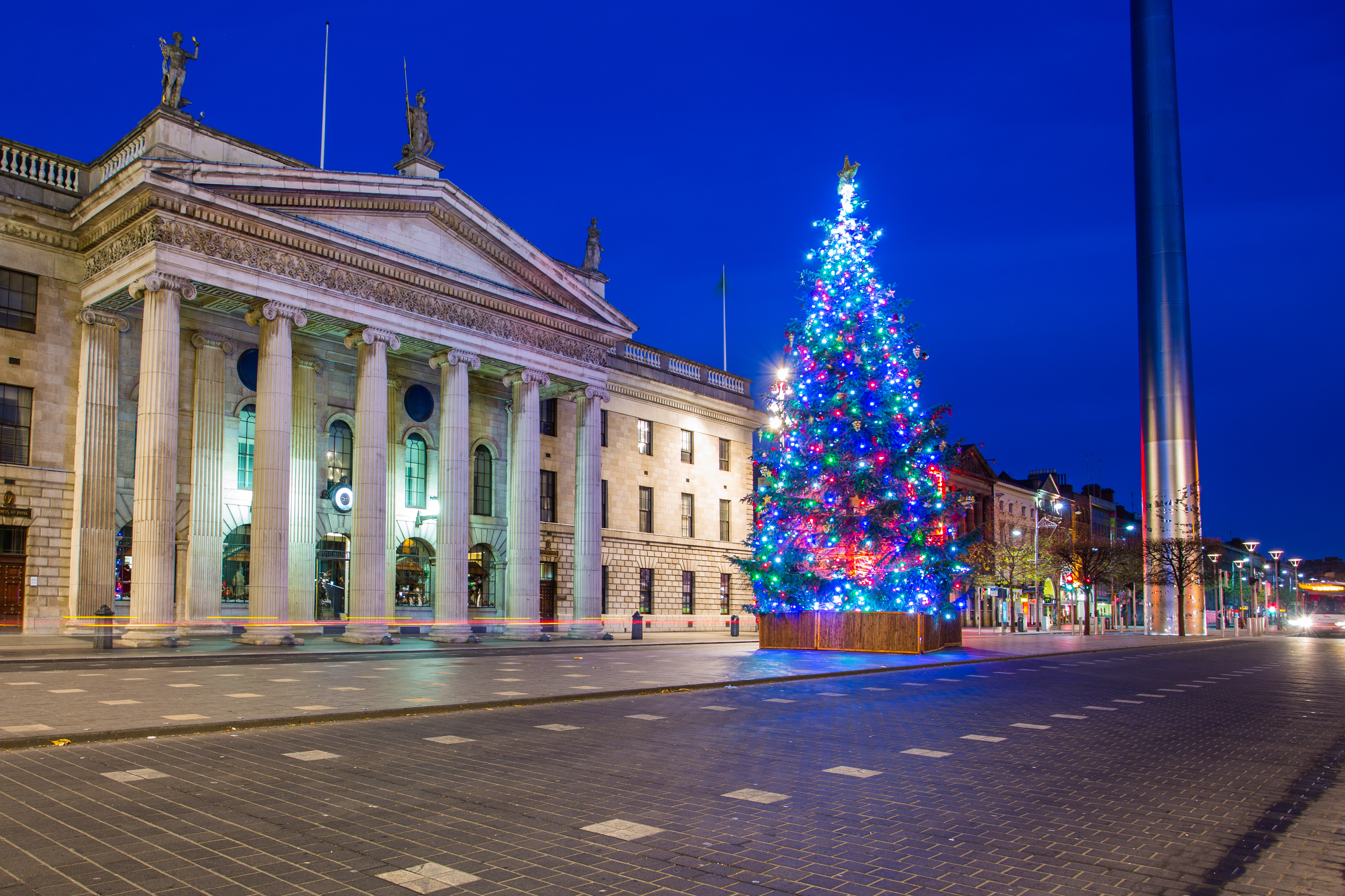 Magisk julestemning i Dublin med det historiske posthus på O'Connell Street badet i morgenlys og julepynt, perfekt for en hyggelig juletur til Irland