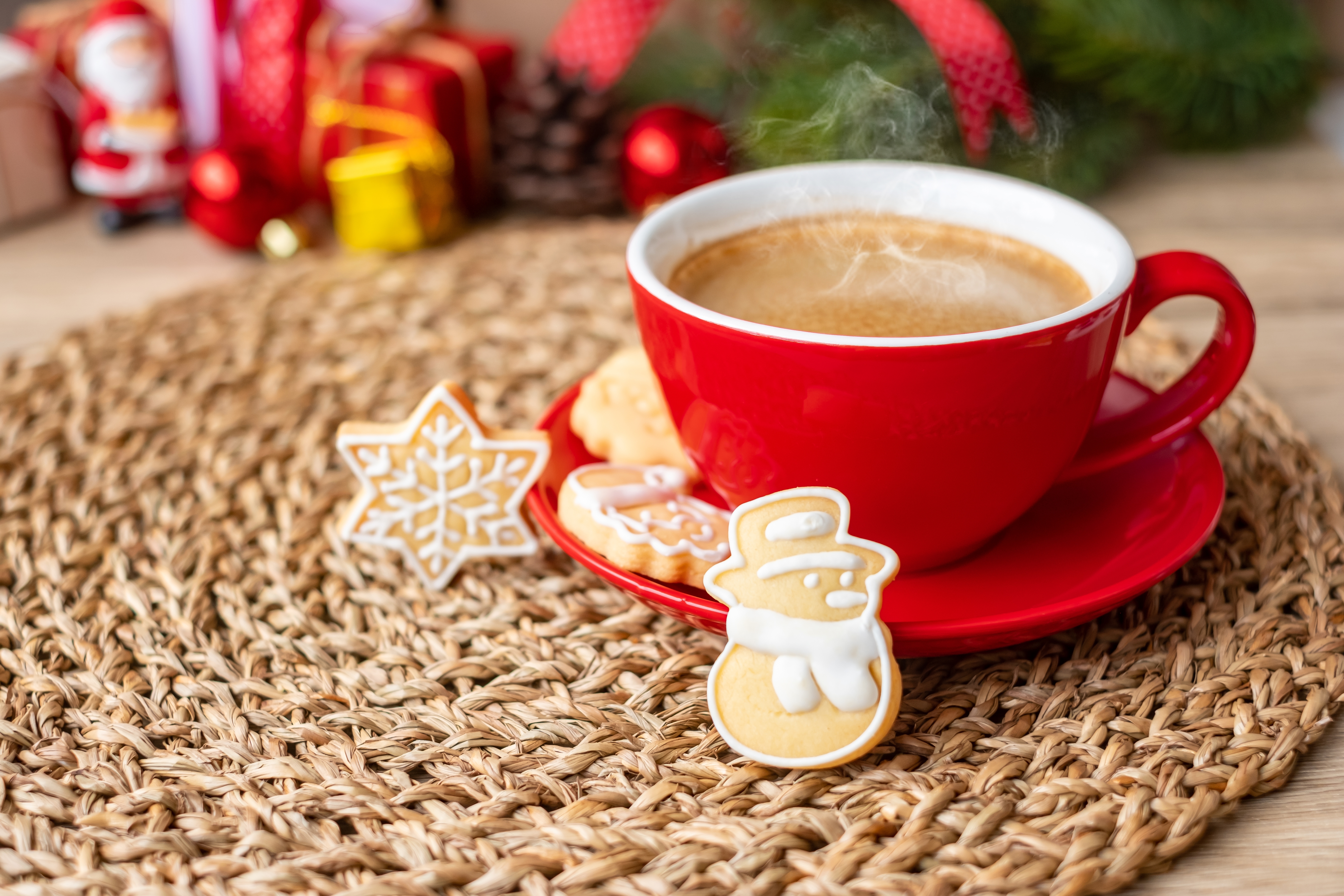 Julehygge med rød kaffekop og hjemmebagte honningkager formet som snemand og snefnug