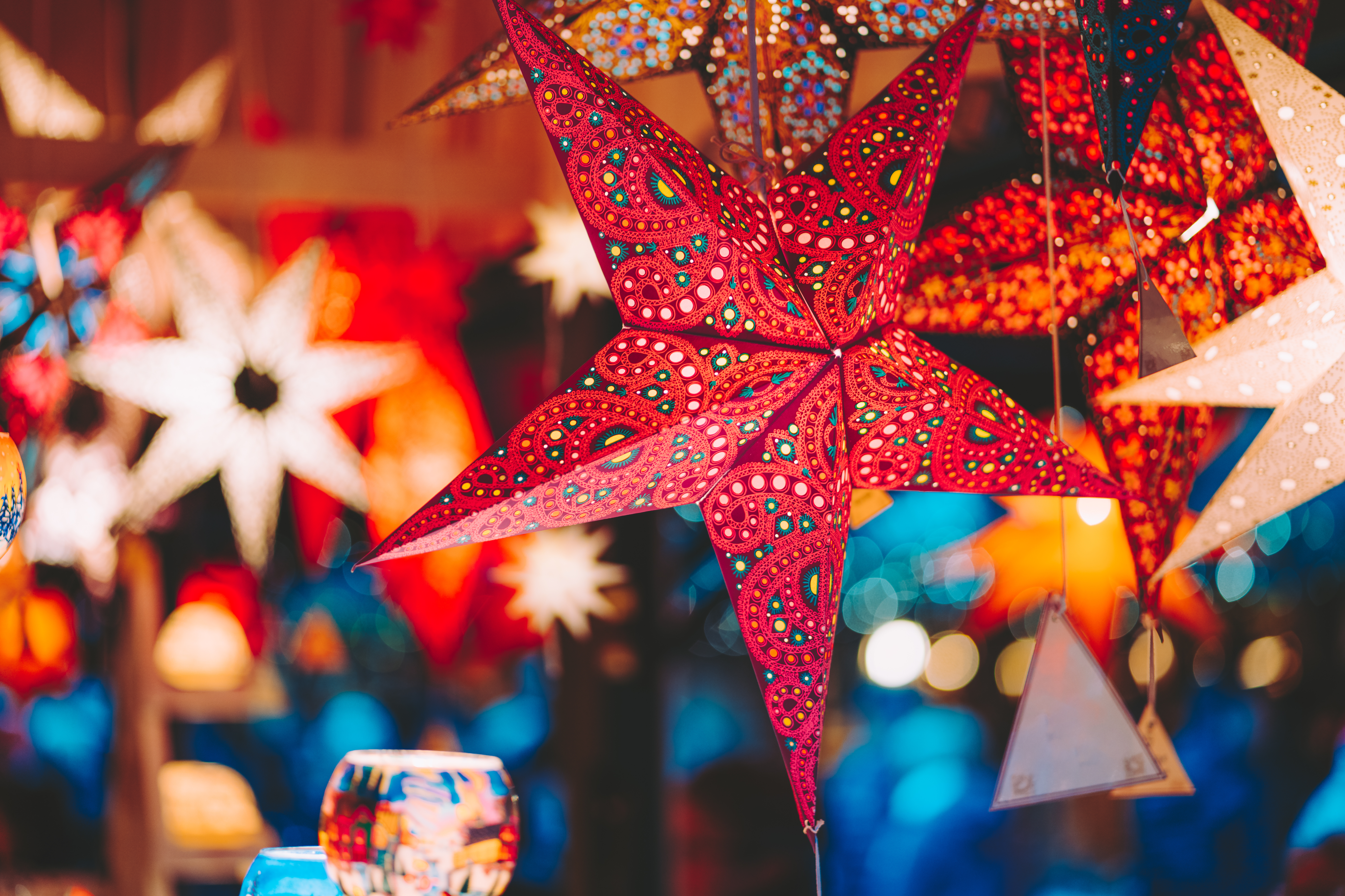 Håndlavede papirstjerner og julehygge på autentisk europæisk julemarked