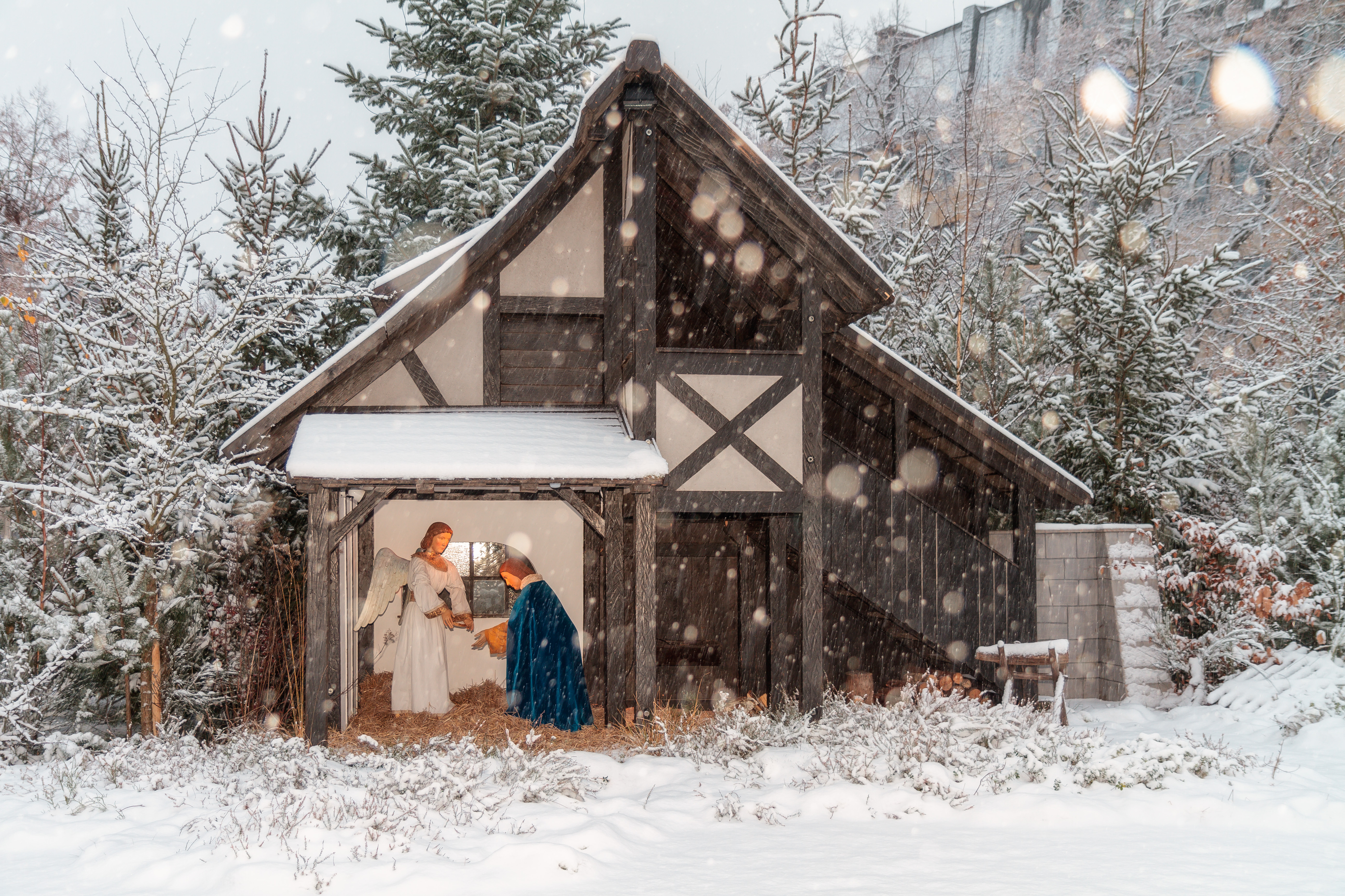 Stemningsfuld julekrybben med Maria og Josef ved Jesu-barnet i snedækket træstald