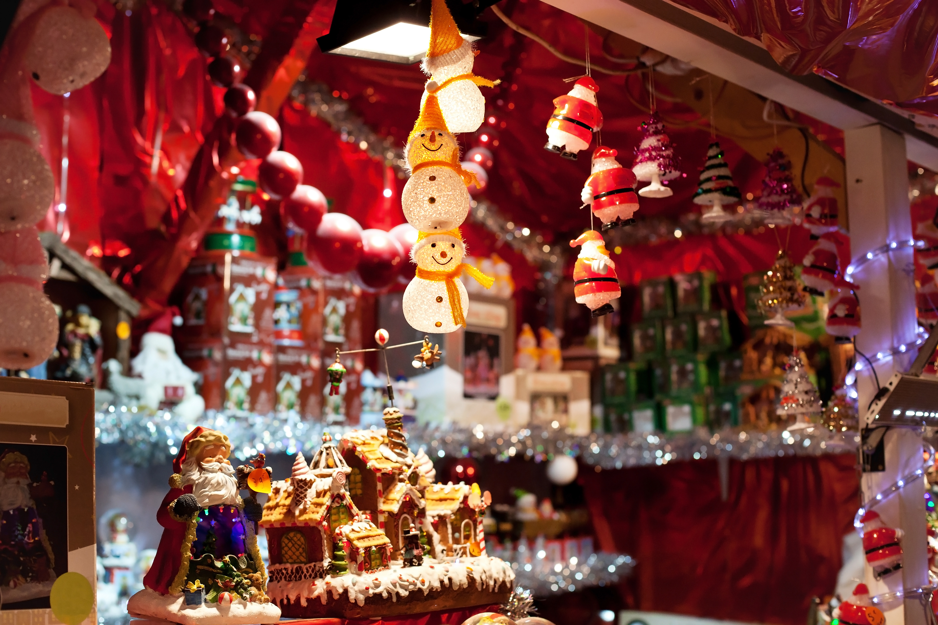 Juleferie i Wien - farverigt julemarked med snemænd og traditionelle dekorationer