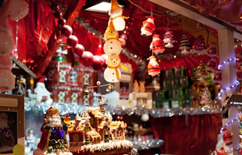 Juleferie i Wien - farverigt julemarked med snemænd og traditionelle dekorationer