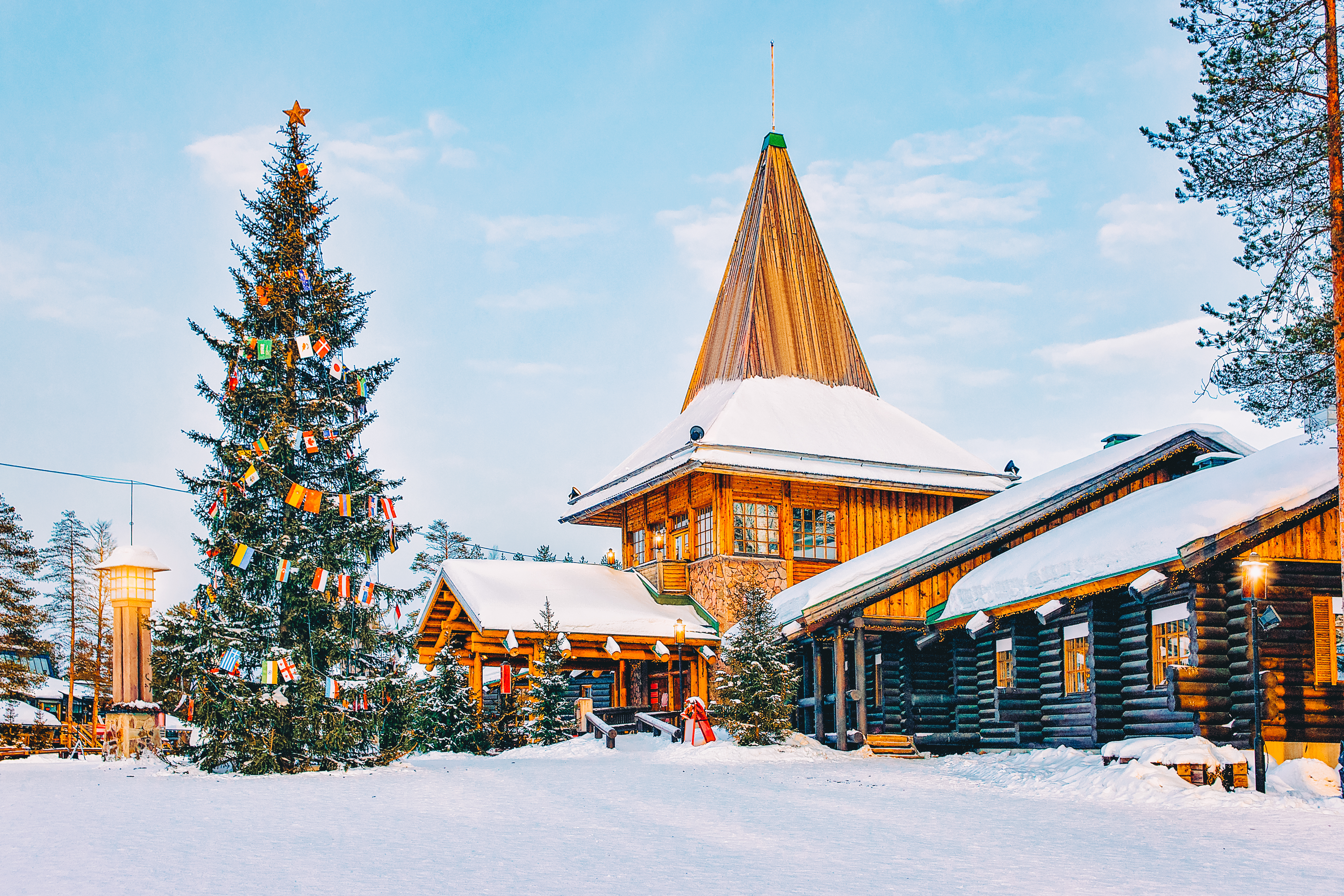 Julemandens by i Rovaniemi Lapland med sne og traditionelle træhuse
