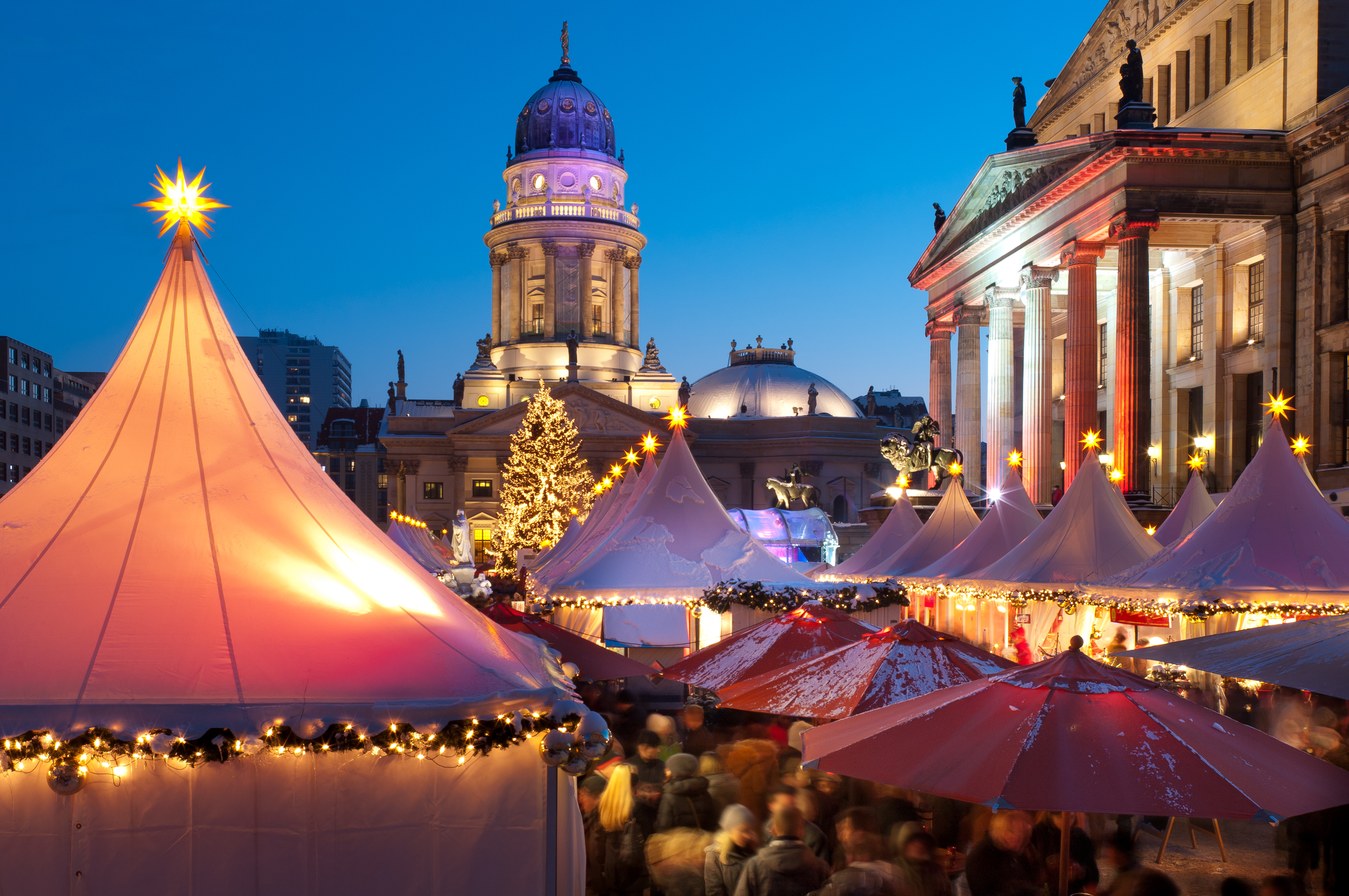 Traditionelt tysk julemarked på det berømte Gendarmenmarkt i Berlin med festlig stemning og julelys