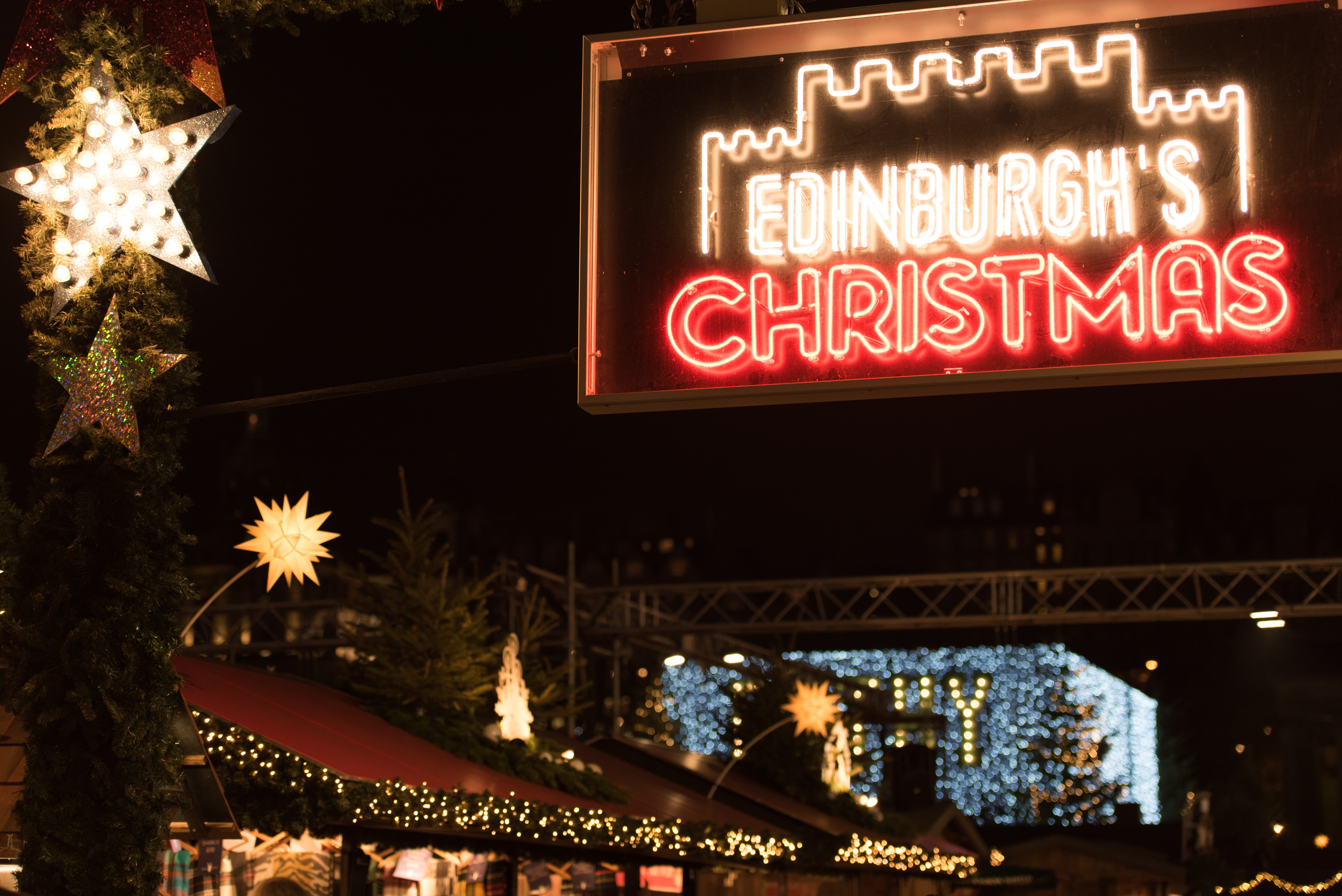 Julemarked i Edinburgh med neonskilt og festlig belysning ved Royal Mile