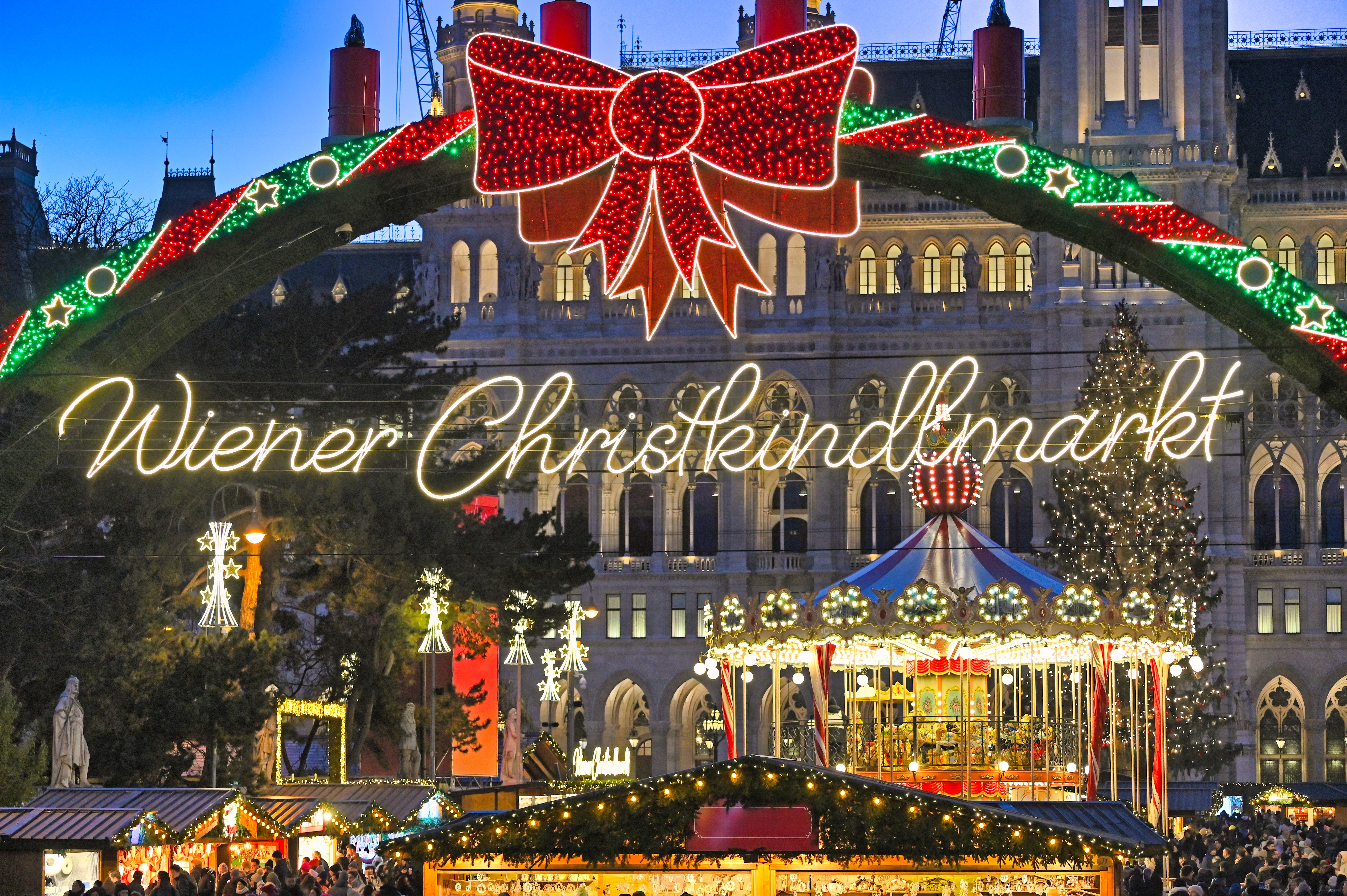 Julemarkedet Wiener Christkindlmarkt på Rathausplatz i Wien, Østrig, med festlig belysning og adventsstemning om aftenen