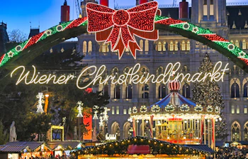 Julemarkedet Wiener Christkindlmarkt på Rathausplatz i Wien, Østrig, med festlig belysning og adventsstemning om aftenen