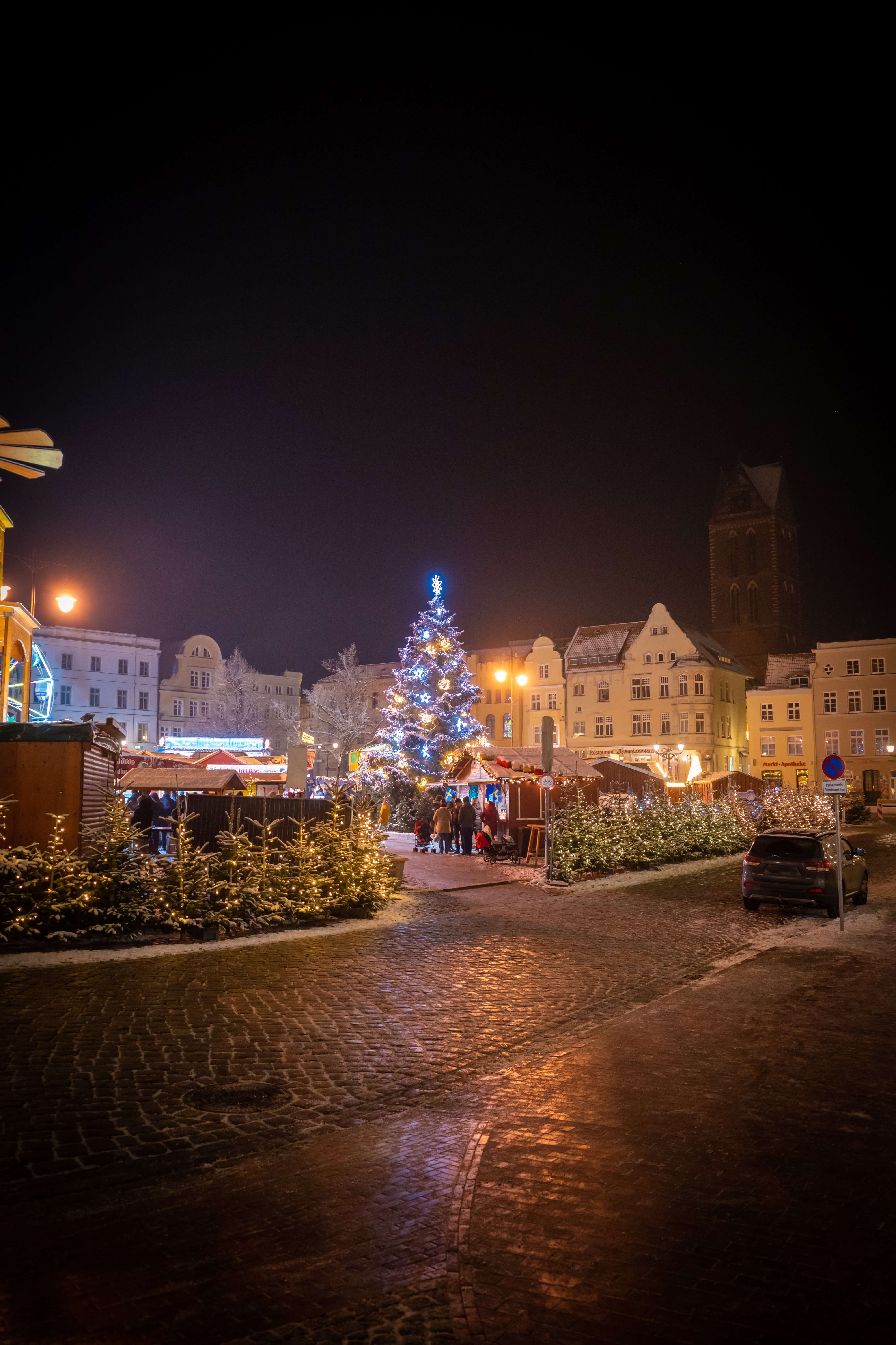 Idyllisk julemarked i Wismar by med smukke lys, festlige boder og ægte tysk julestemning i vinteraftenen