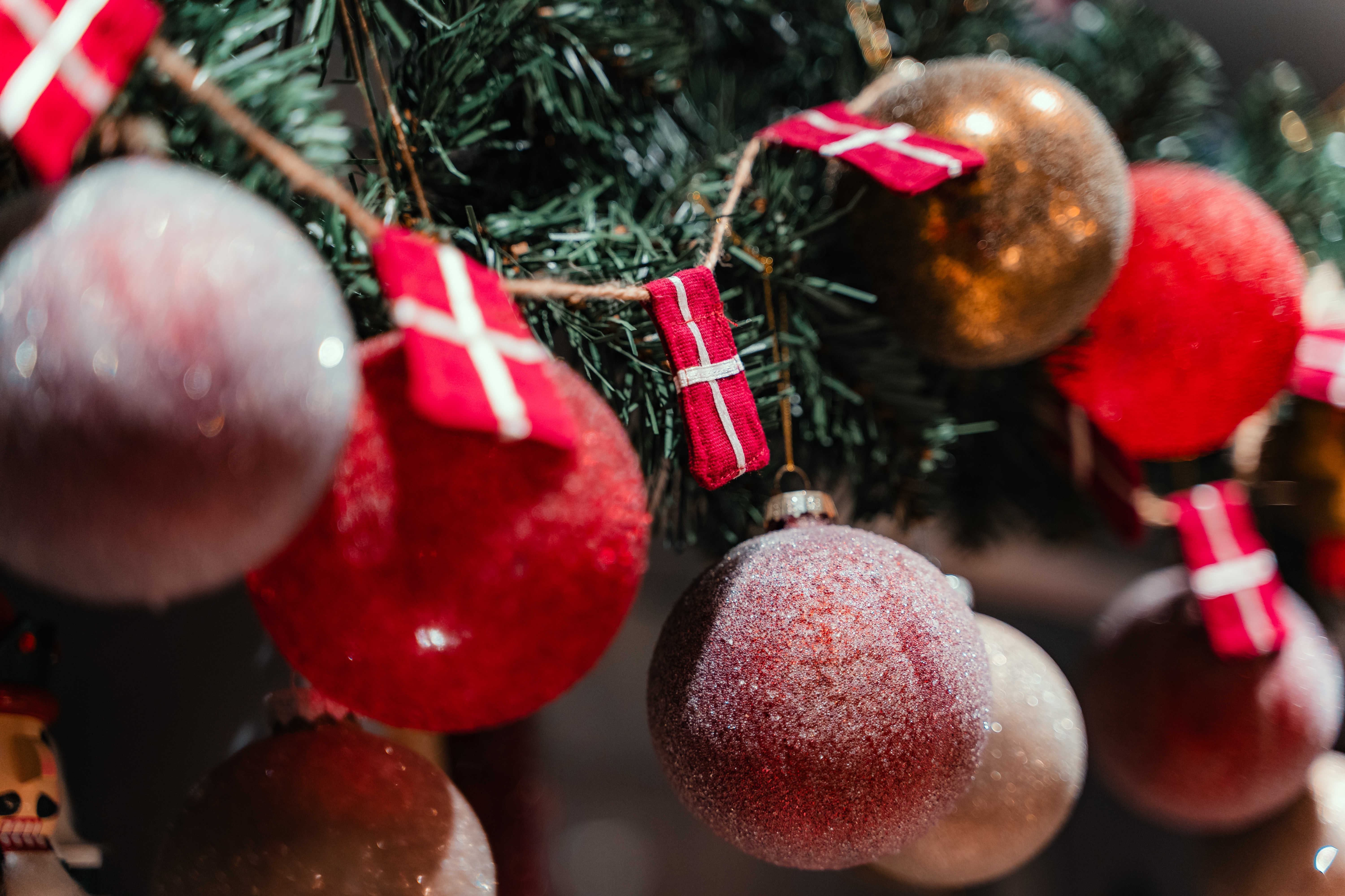 Smukke juledecorationer på autentisk europæisk julemarked