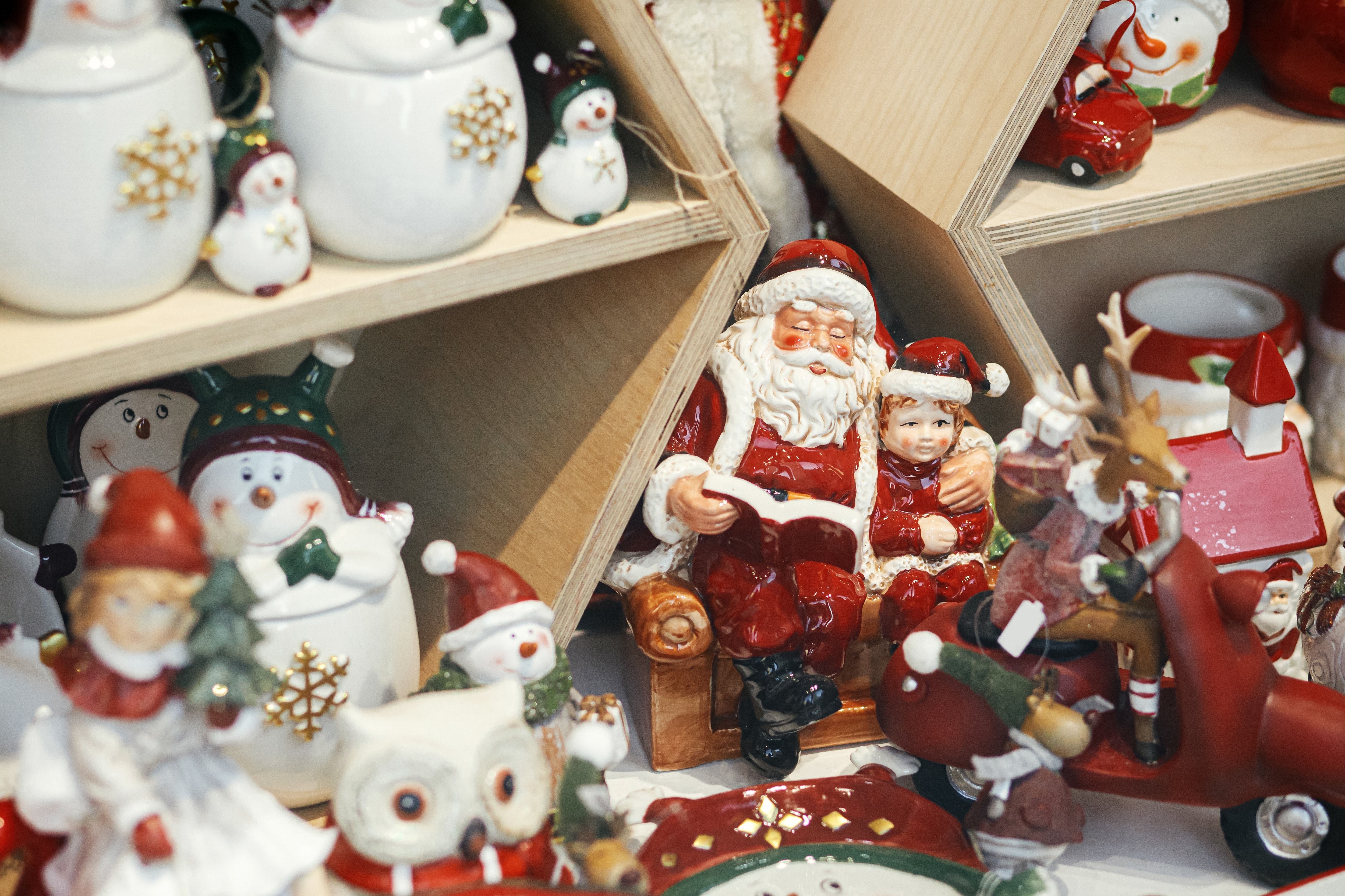 Traditionelle julefigurer og souvenirs med julemand og snemænd i europæisk julemarkedsbutik