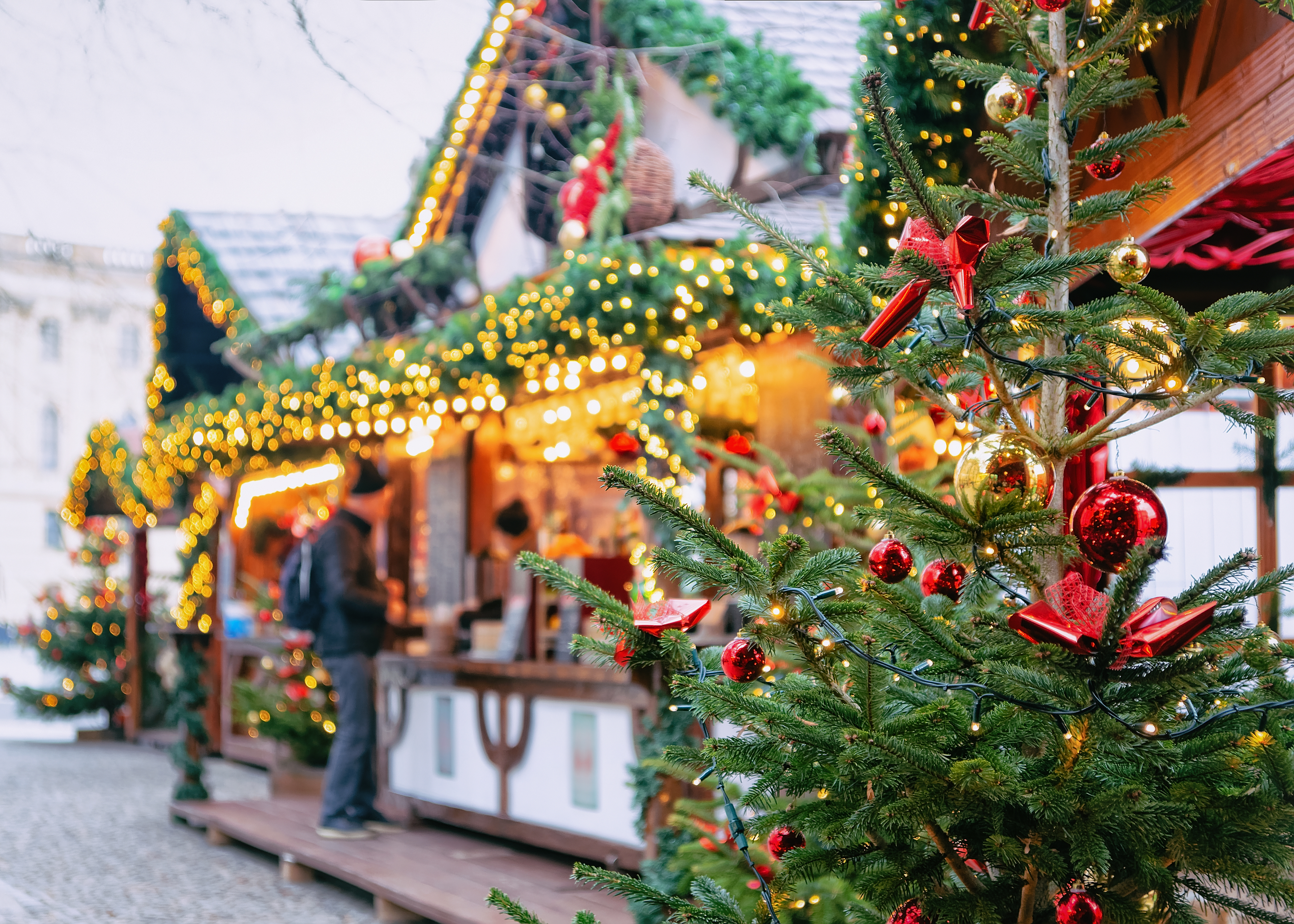 Magisk julemarked i Berlin med pyntede juletræer og glitrende lys