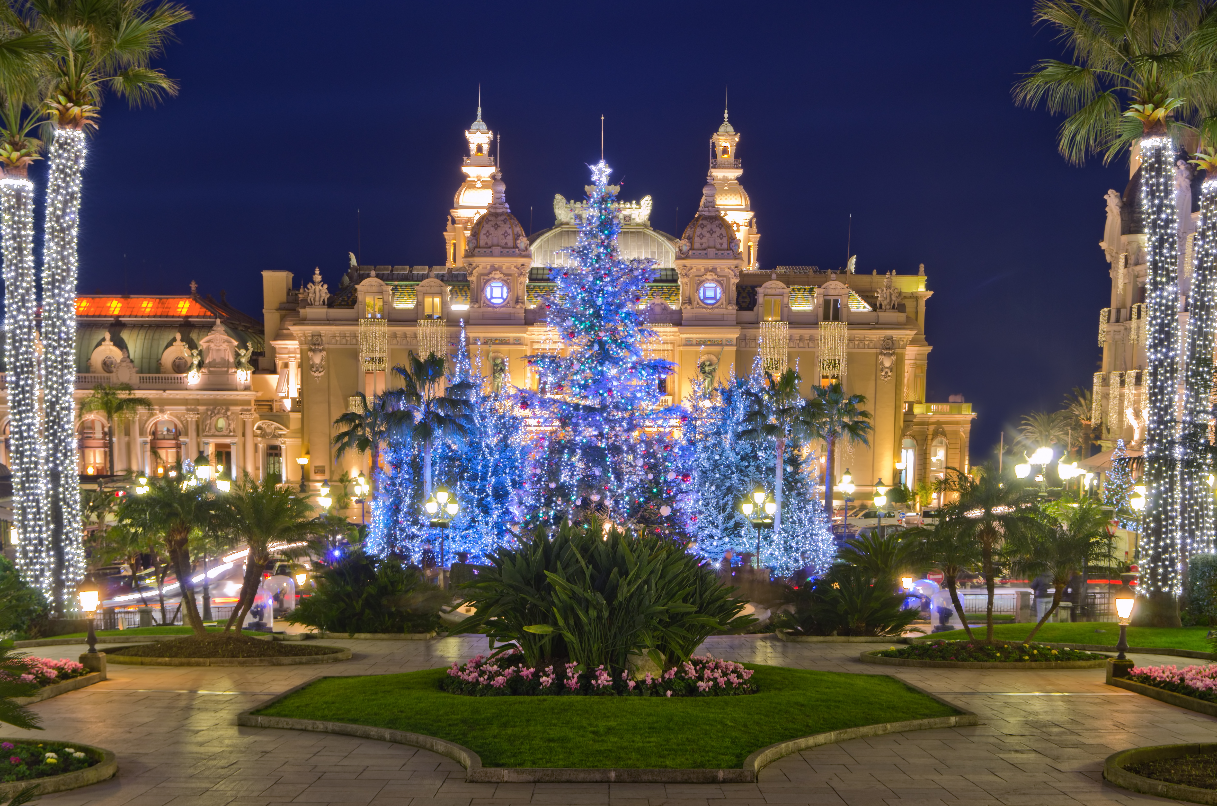 Imponerende juletræ med blå julelys foran Casino de Monte-Carlo i Monaco på den franske Riviera