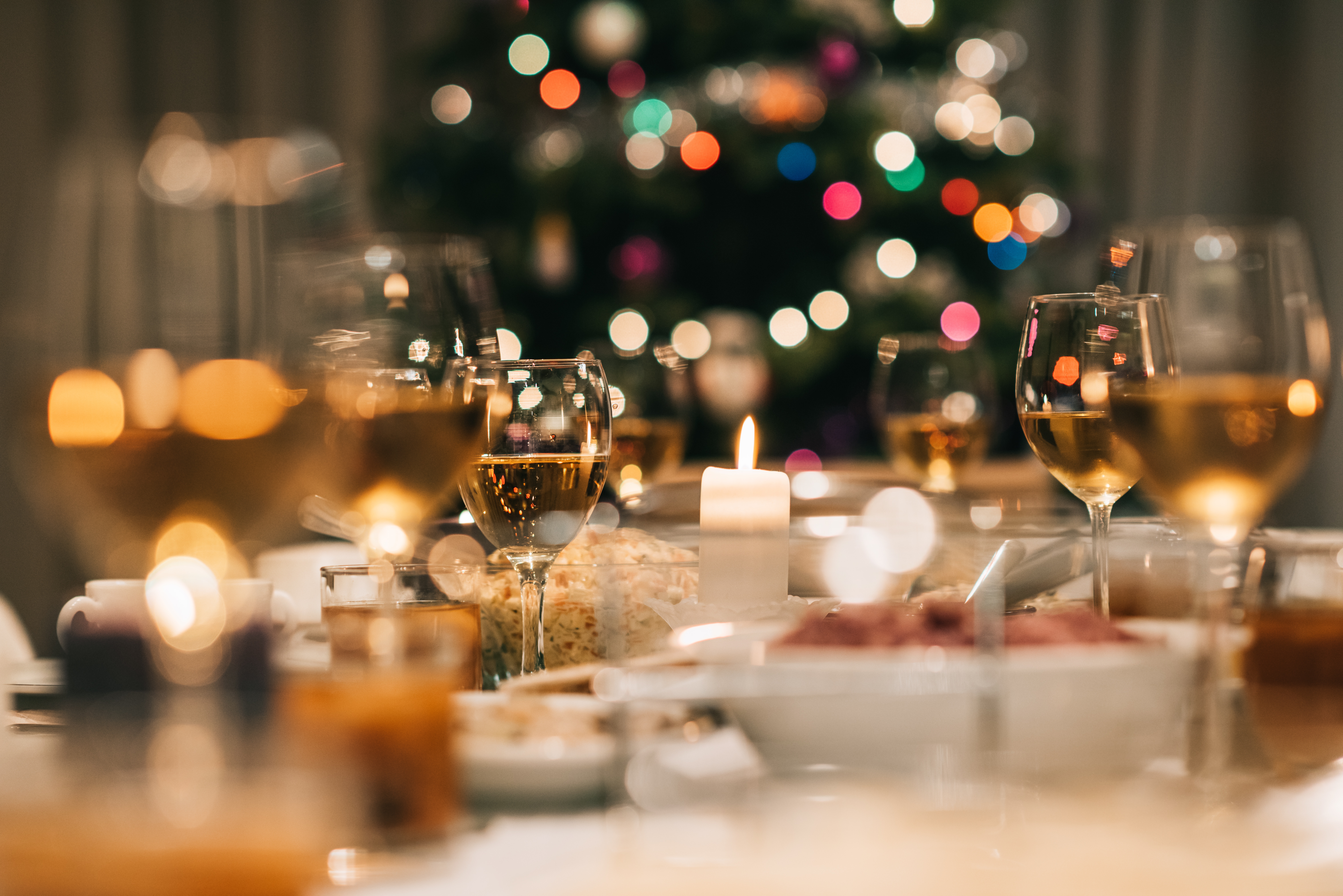 Festlig juletur middag med vinglas og smukke dekorationer