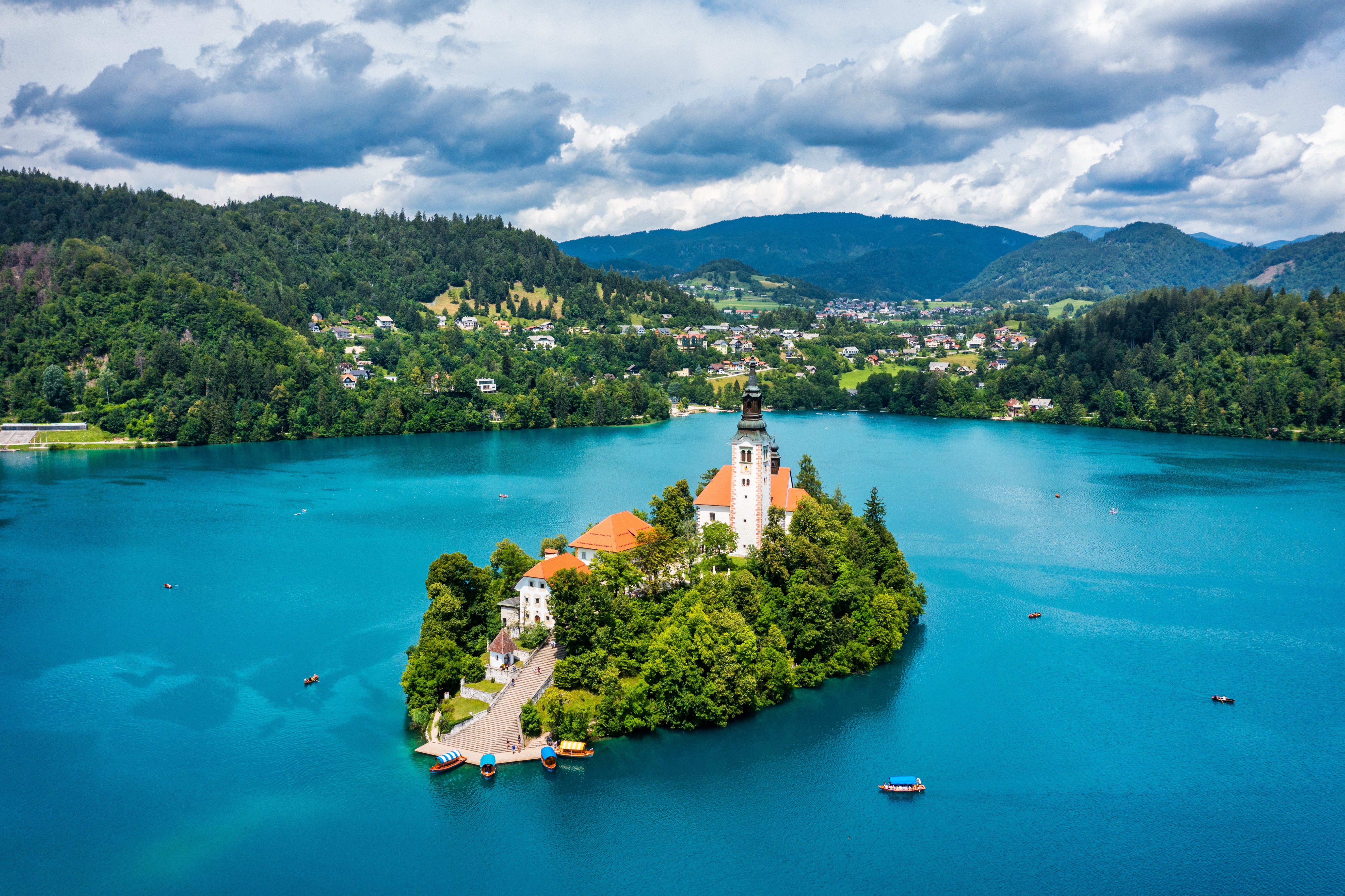Idyllisk landskab ved Bled Søen med Santa Maria kirke på ø og Juliske Alper i Slovenien