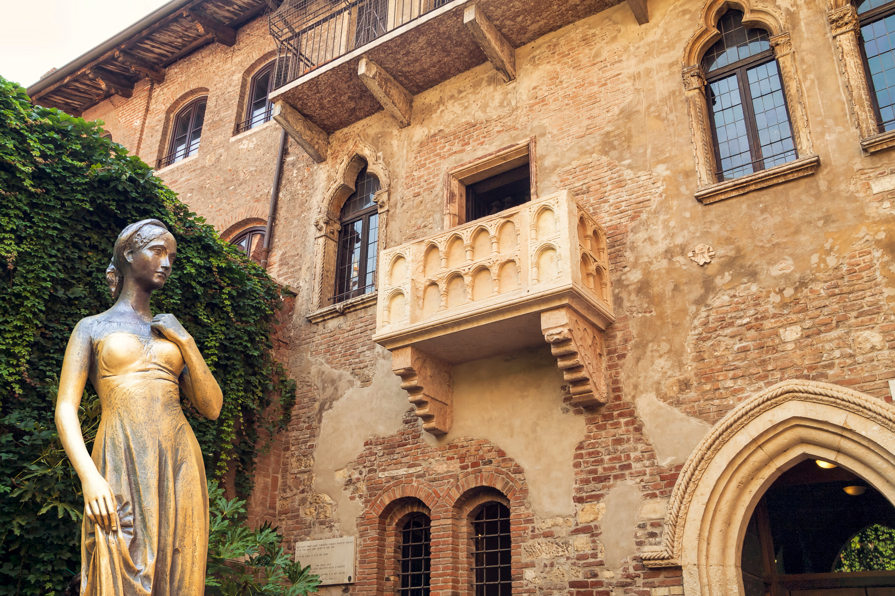 Bronzestatuen af Julie og den berømte balkon ved Casa di Giulietta i Verona, et yndet turistmål for romantikere og litteraturelskere, til trods for at Romeo og Julie aldrig levede i den italienske by