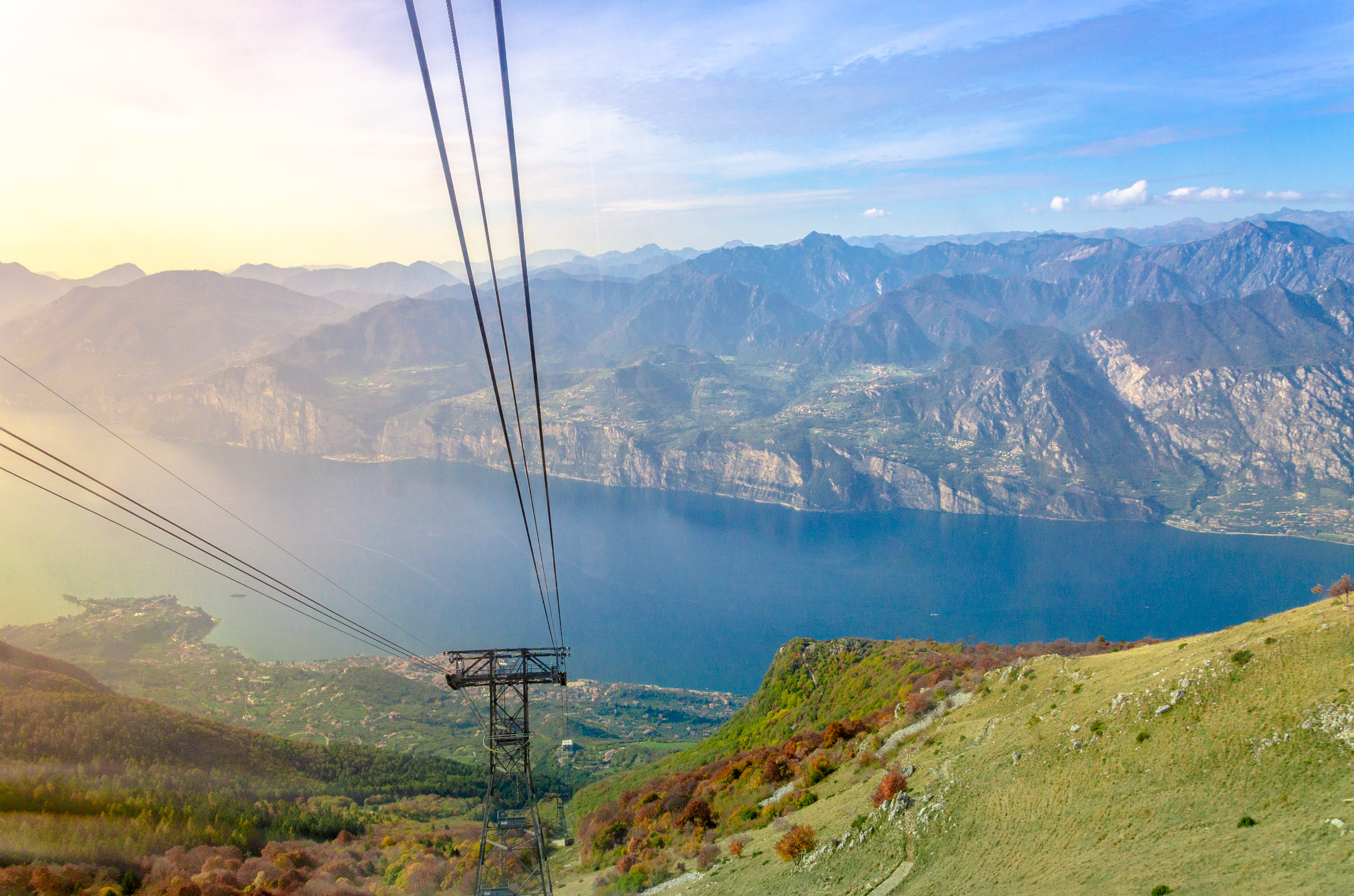 Kabelbanen til Monte Baldo med naturskøn udsigt over Gardasøen, grønne enge og bjerglandskaber i Norditalien