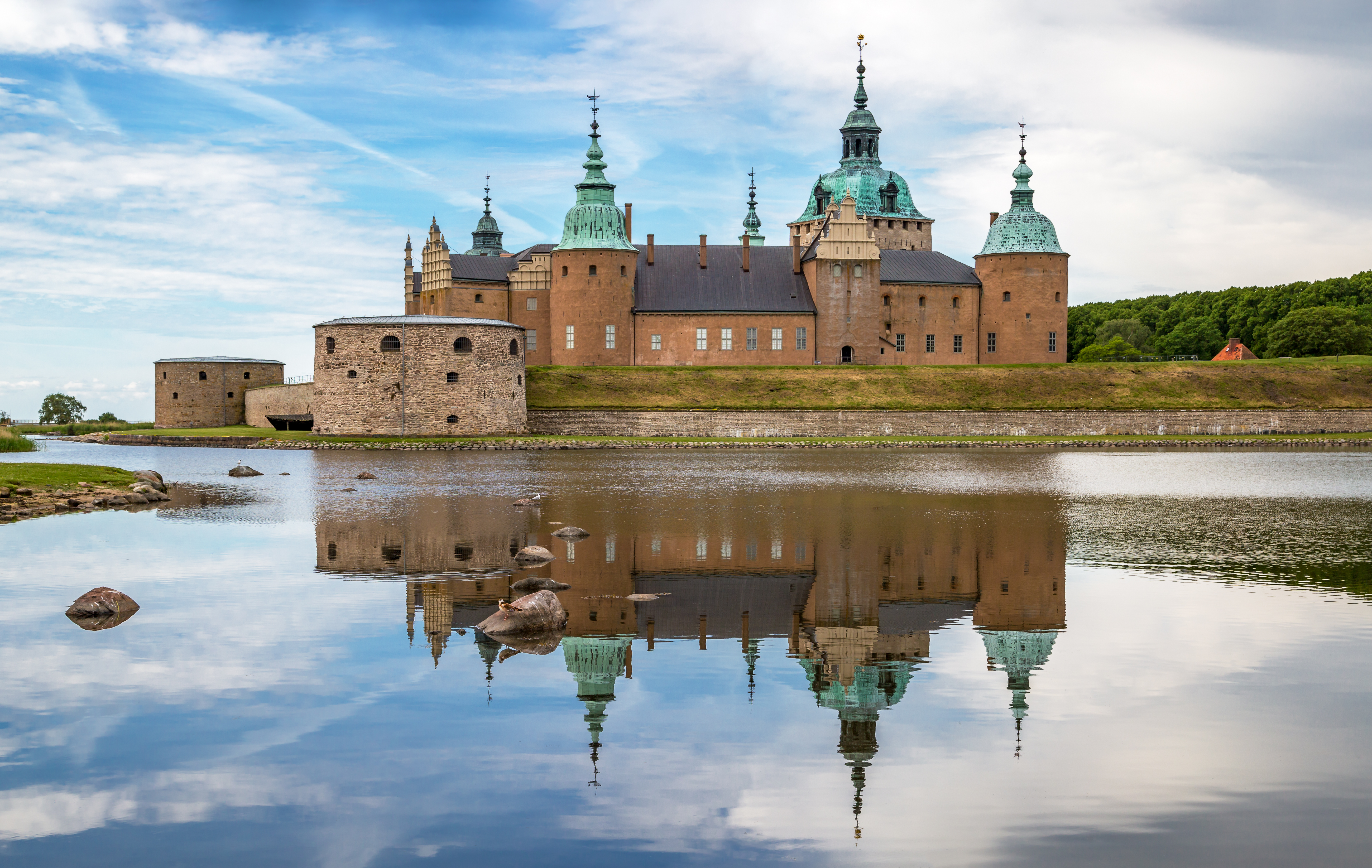 Kalmar fæstning i Sverige med karakteristiske grønne kobbertårne ved kysten