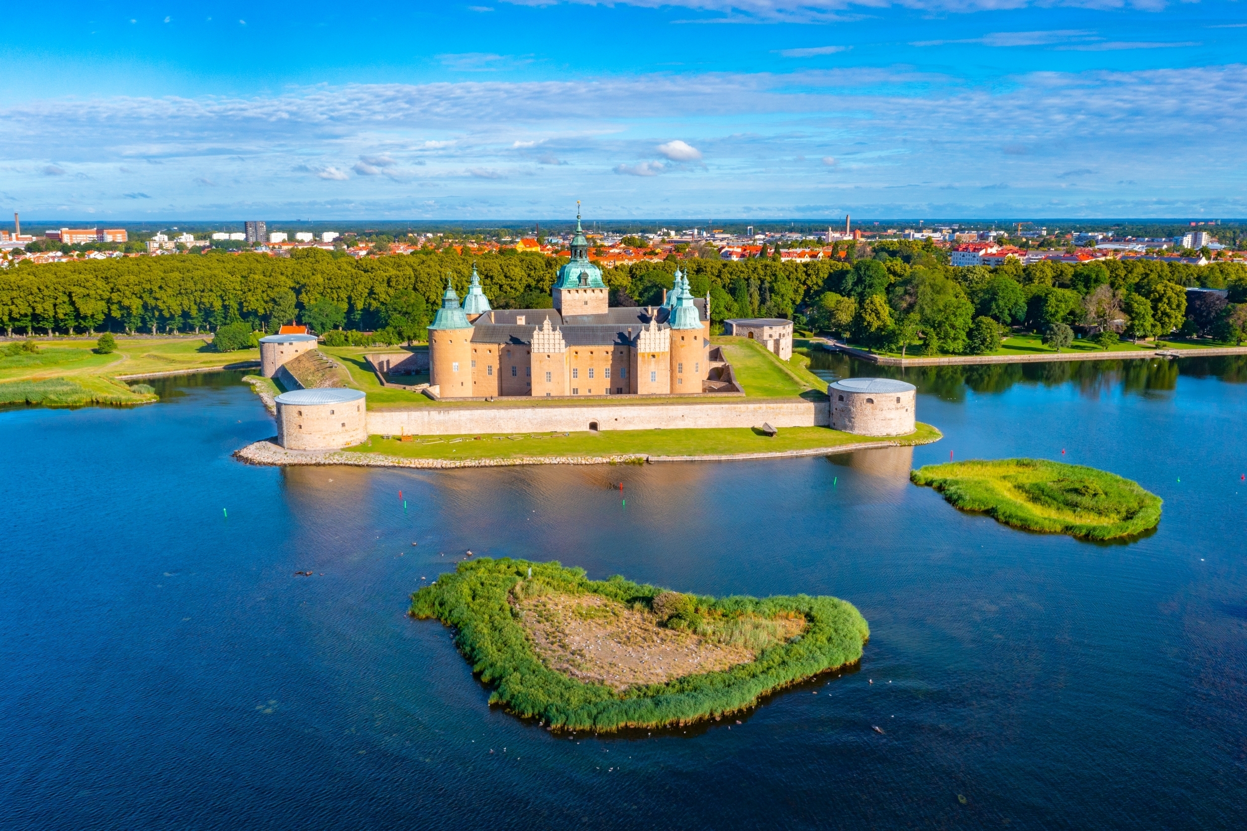 Det smukke Kalmar Slot i Småland, Sverige, fotograferet fra luften med blåt vand og grønne øer rundt om borgen