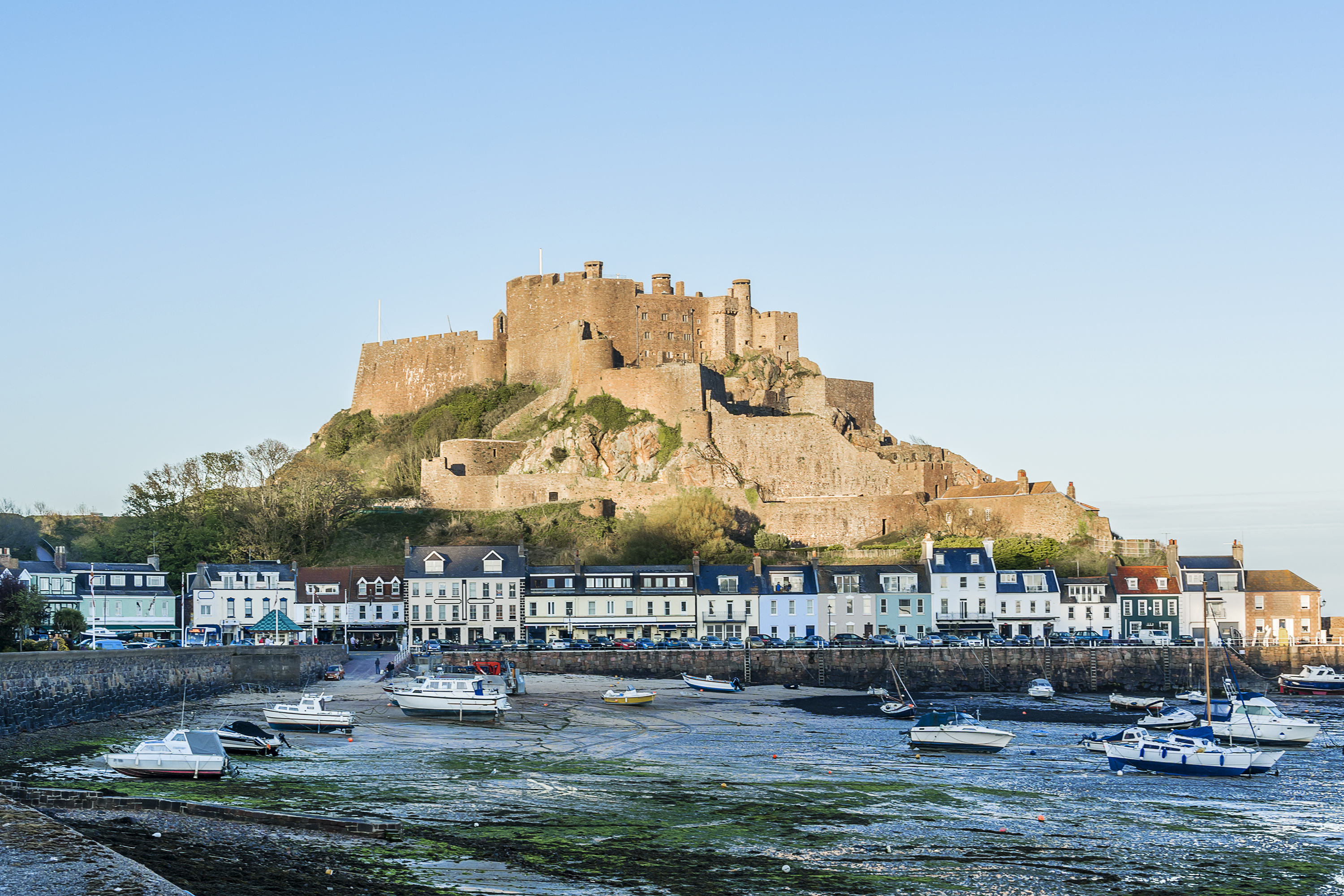 Middelalderborgen Mont Orgueil Castle knejser over Gorey havn ved smuk solnedgang på Jersey