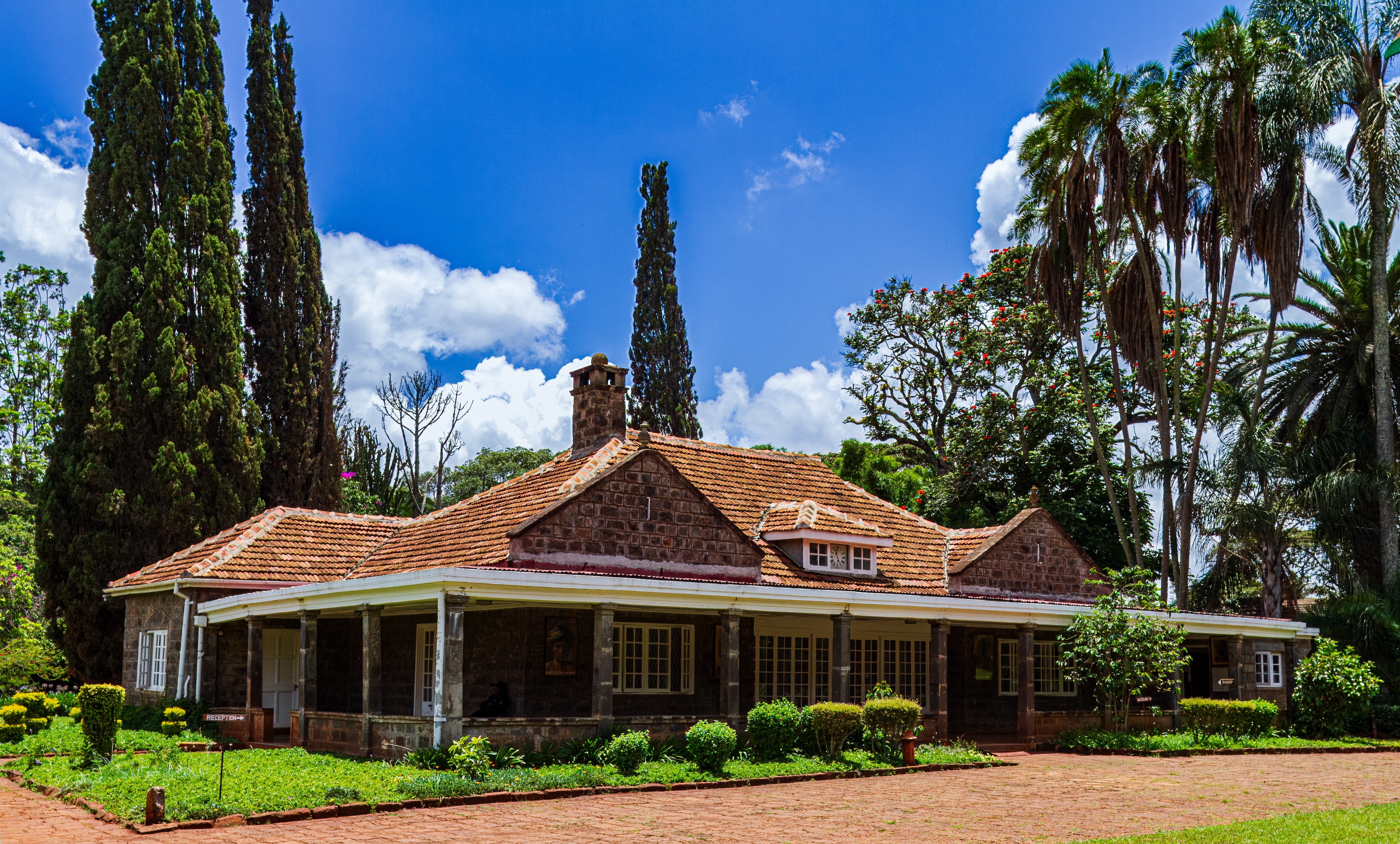 Det historiske Karen Blixen Museum i Nairobi med det smukke koloniale stenhus omgivet af palmer og cyprestræer