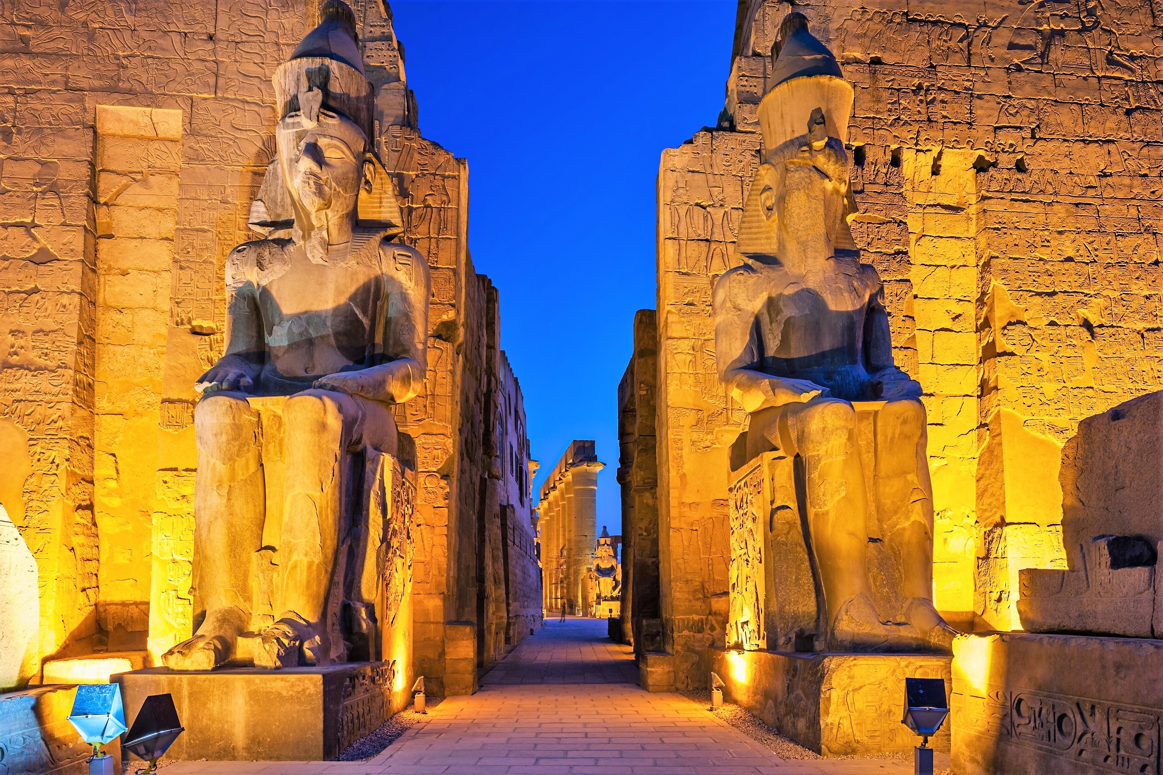 Berømte Luxor tempel ruiner med kolossal statuer under blå aftenhimmel