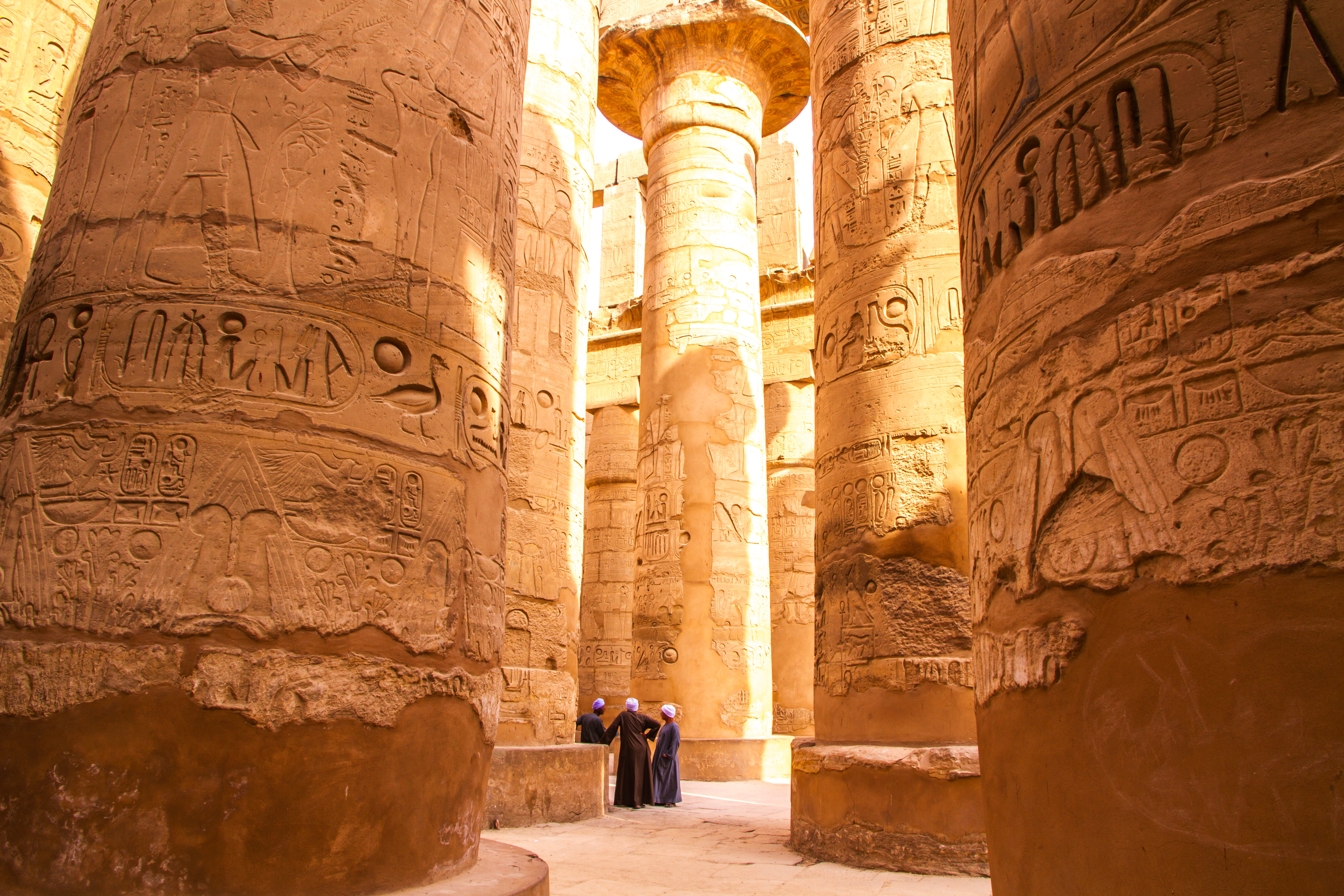 Fascinerende stensøjler med historiske hieroglyffer i det berømte Karnak-tempel i Luxor, et must-see UNESCO verdensarvsted i Egypten