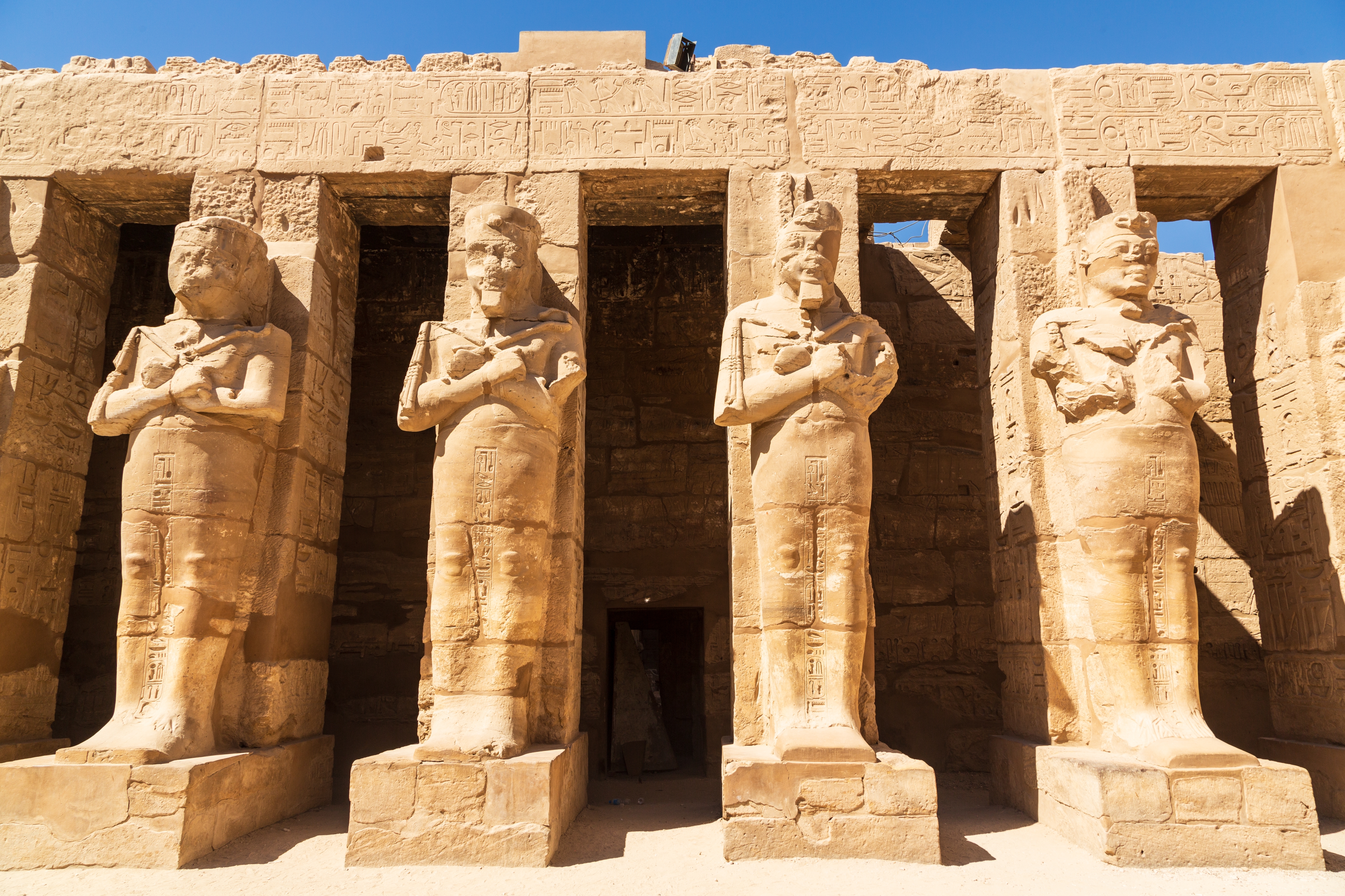 Antikke faraonstatuer og hieroglyfmure ved Karnak Templet ved Nilen i Luxor, Egypten